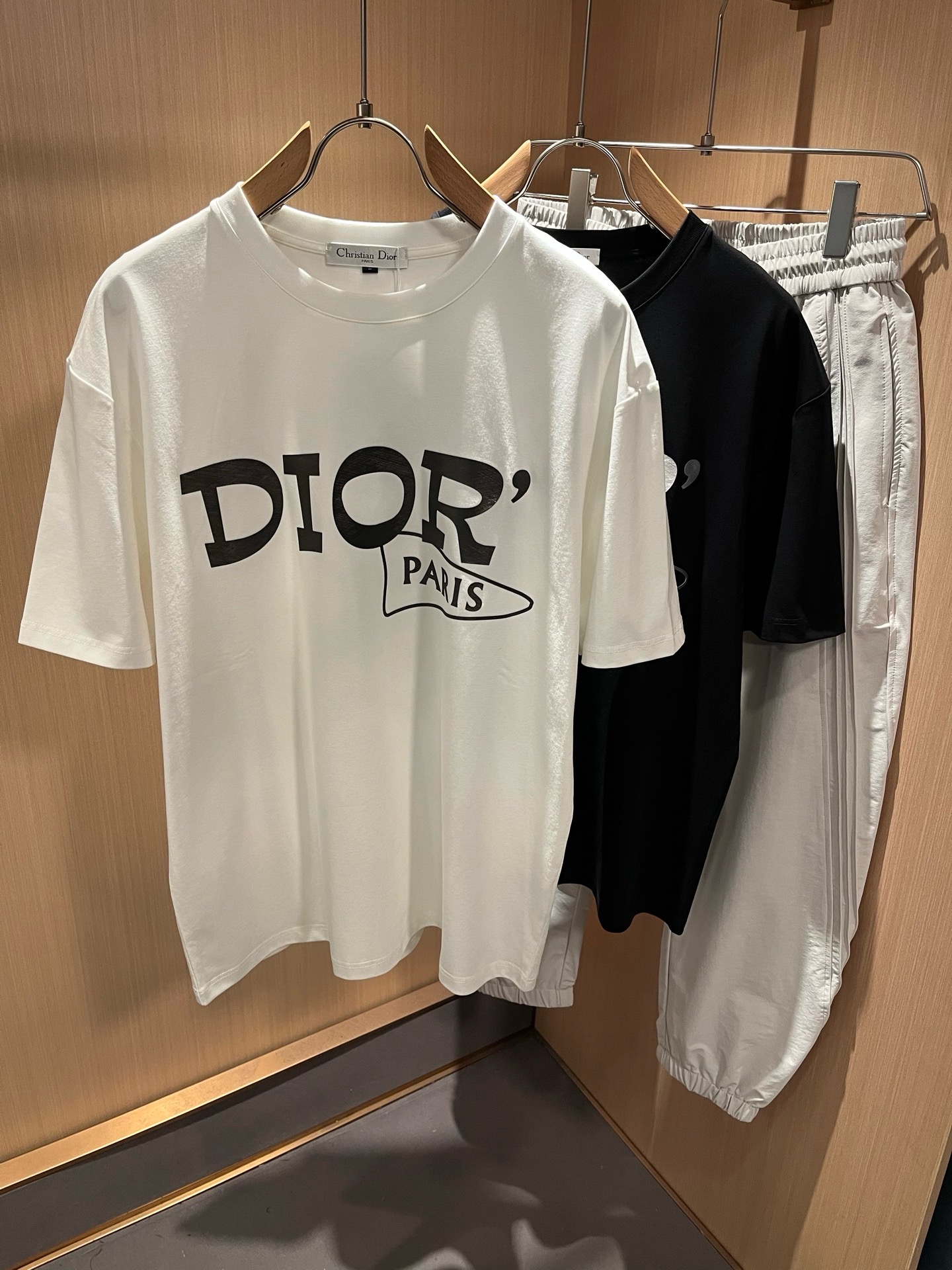 NO:849482,Dio*Dijia's new 2026 spring and summer short-sleeved T-shirts for men and women are on sale simultaneously at counters!  Customized exclusive 260g pure cotton fabric, customized original craft thread, and chest logo pattern printing craft design!  Simple and elegant, easy to match and versatile, extremely high-grade, perfectly integrated into fashion and style, it is a top-notch fashionable style that is perfect for outer wear!  The whole thing gives people a natural feeling!  The ultimate classic versatile short-sleeved T-shirt, designed with the latest three-dimensional letter logo laminated elements!  The ultimate heavy work, the ultimate perfection!  Fans who pursue high quality should rush to buy it by themselves, and we sincerely invite all fans who know the goods to appreciate this model together!  !  Color Black White Size M-3XL,,dior,dior,T-shirt,tees,t-shirt,19860909Dio*迪家 2026春夏新款男女同款短袖T恤,专柜同步发售！定制专属260克纯棉面料,定制原版工艺螺纹,胸前logo图案印花工艺设计！简约大方,从容百搭,档次极高,完美融入时尚还有风情感一款完美符合外穿的顶尖时髦气质款！整体给人浑然天成的感觉！极致经典的百搭型短袖T恤,采用最新的立体字母logo压胶元素设计！极致的重工极致的完美！追求高品质的粉丝们请自行抢购,诚邀所有识货的粉丝一同鉴赏此款！！颜色黑色 白色 尺码M-3XL,,dior,dior,T-shirt,tees，t-shirt,,Men's clothing