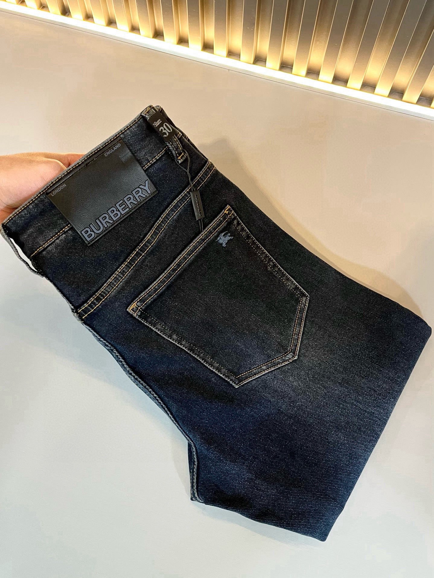 NO:849492,BURBER*Y 2026 spring and summer new men's high-end casual and versatile jeans!  For BUR fans, such an elegant classic design is enough to attract attention at a glance. It is the most handsome series among all BUR jeans this year. I only need to take a look to know that this will definitely be a sensational hit and popular all over the Internet. It is made of classic slim-fitting three-dimensional tailoring and is equipped with the latest logo pattern waistband design!  Pocket printing logo design!  A very representative waist brand modification!  It simply and easily demonstrates the charm of the brand, and naturally presents specifications, grades, fashion and trendy effects. It has perfect matching performance and can easily wear with a sense of luxury and high-end effects!  Made of top quality imported Japanese washed denim cotton, it is very comfortable, breathable and has a natural drape, making it suitable for all year round wear!  !  This style of jeans is made with a three-dimensional cut and a small straight fit. Its single-matching magic and practical wearability are understandable. Whether you are wearing it for daily wear or appearing on the high street, it is the best choice. It is super charming!  It also demonstrates the authentic original flavor of BUR, and also perfectly demonstrates its specifications and rank!  Obviously, this is a great product that you must buy. Whether you are a fan of BUR or not, you must buy this product. It is a highly recommended product!  Size 29-40,,burberry,jeans,19860909BURBER*Y巴*莉 2026春夏新品男士高端休闲百搭牛仔裤！对于BUR粉丝来说,这样大气的经典设计足矣一眼种草,是今年BUR所有牛仔裤当中最帅的一个系列,我只需要看一眼就知道,这绝对会是一个引起轰动的爆款,而且全网风靡,经典的修身立体剪裁版型打造,配置了最新的logo图案腰牌工艺设计！口袋印花logo图案设计！极具代表性腰牌修饰！简单轻松的彰显出品牌魅力所在,自然而然的呈现规格,档次,时髦以及新潮效果,搭配性能满分,轻松穿出高级感与高端效果！顶级的进口日本洗水牛仔棉质打造,并舒适透气感满分,且垂感自然,适合一年四季的穿搭所需！！此款牛仔裤采用了立体裁剪小直筒版型打造,其单配魔力与实穿性是无可厚非的,不管你是日常穿搭还是高街出镜都是不二之选,超具魅力！更是彰显了地地道道的的BUR原味,同时也是完美的展现了其规格和段位所在！很显然,这是一款绝对要收的重磅好货,不管你是不是BUR的粉丝,此款你都必须要收,极力推荐的好货！尺码29-40,,burberry,jeans,,Men's clothing