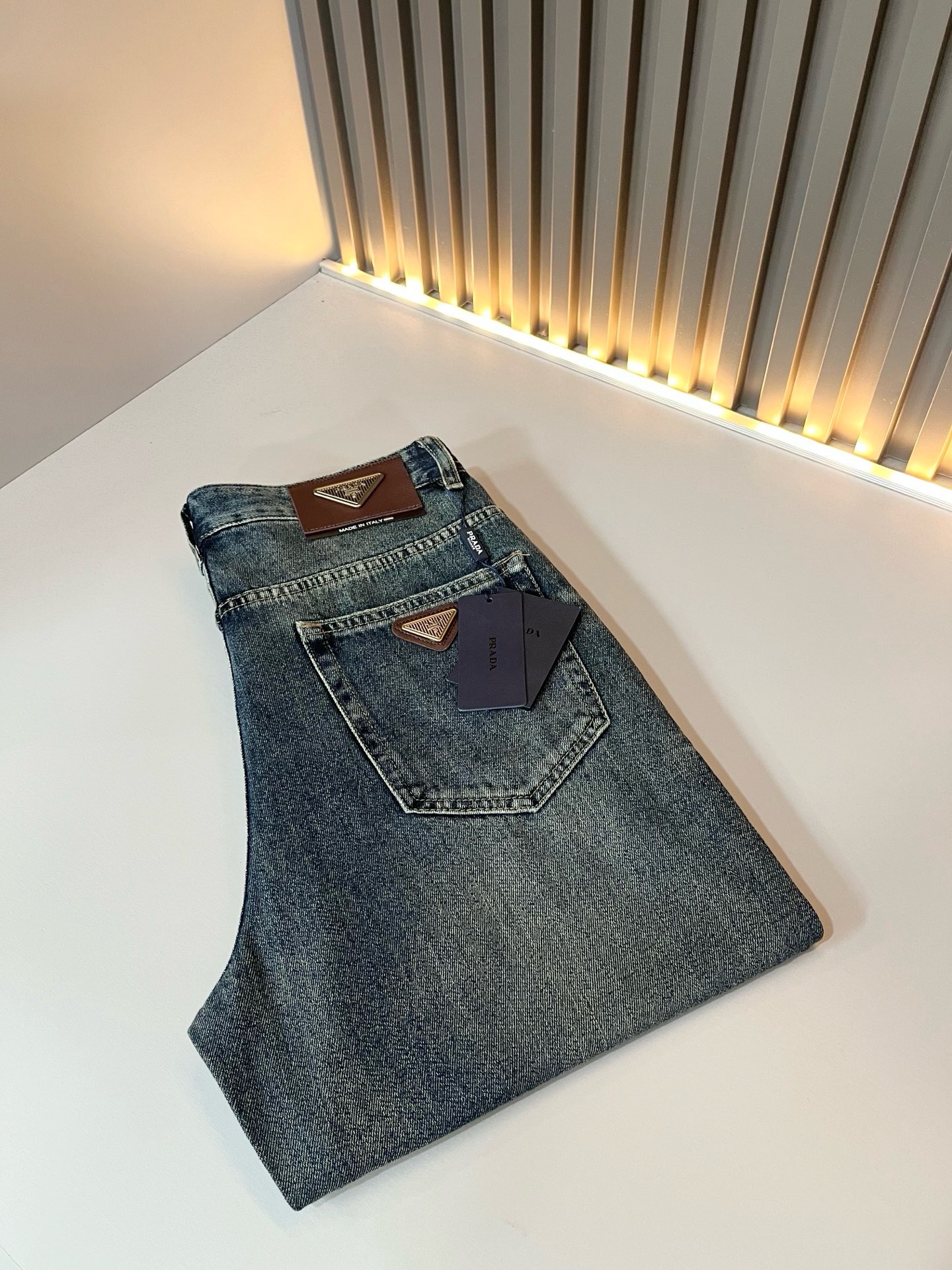 NO:849488,PRA*DA Prada 2026 spring and summer new products are on sale!  High-end denim is versatile and pragmatic without being sensational!  Limited edition for Hong Kong, Macao and Taiwan!  !  Three-dimensional cutting pure cotton material!  Undertaken by a Taiwanese foreign trade company, the exquisite and delicate materials seem to be Prada’s patented high-quality customized original hardware logo design!  Not only the materials, colors and styles are carefully crafted, but the life philosophy behind the design coincides with the dual mentality of modern people pursuing practicality and fashionable beauty. Achieving a perfect balance between function and aesthetics is not only a display of fashion trends, but also the ultimate in modern aesthetics.19860909PRA*DA 普拉达 2026春夏新品发售！牛仔高级百搭实用主义不哗众取宠！港澳台地区限定款！！立体裁剪纯棉材质！台湾外贸公司承接、材质精致细腻似乎是普拉达专利品质上乘 定制原版五金logo设计！不仅在材料、颜色与款式工夫,设计背后的生活哲学正巧契合现代人追求切身实用与流行美观的双重心态,在机能与美学之间取得完美平衡,不但是时尚潮流的展现,更是现代美学的极致.P的视野并没有局限时尚品牌核心价值中不可或缺的组成部分、的另一种选择替代风格成熟、尺码29-40,,prada,prada,,Men's clothing