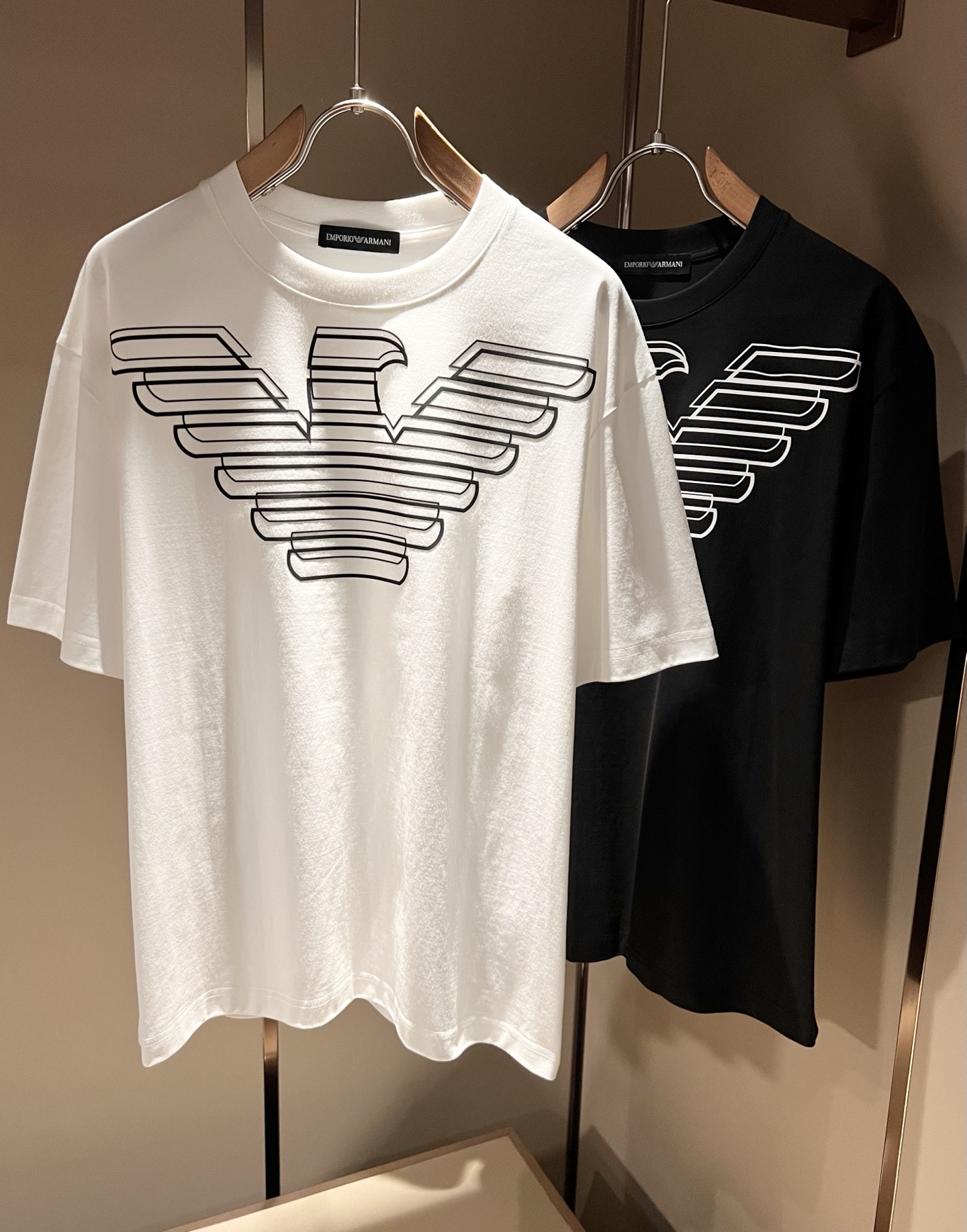 NO:849503,Arman 2026 spring and summer new casual short-sleeved T-shirt for men and women, original factory order, logo laminated design!  The simple design is exquisite and elegant, which is amazing!  Customized original and exclusive pure cotton fabric, soft and delicate to the touch, super comfortable on the upper body, and the ultimate wearing enjoyment!  Inheriting the classic version of the past, the upper body effect is naturally outstanding. It is simple to wear without too many accessories. It can easily create a sense of fashion, and the rate of return will also increase. Get it quickly!  Size M-3XL,,armani,T-shirt,tees,t-shirt,19860909Arman阿*尼2026春夏新款男女同款休闲短袖T恤,原单代工厂订单,标志logo压胶设计！简洁的设计精致优雅,令人叹服！定制原版专属纯棉面料,手感柔软细腻,上身超级舒适,极致的穿着享受！继承着以往的经典版型,上身效果自然而来的出彩,简单穿搭无需过多的饰物,轻松搭出时尚感,回头率也会随之提升.速度入手吧！尺码M-3XL,,armani,T-shirt,tees，t-shirt,,Men's clothing