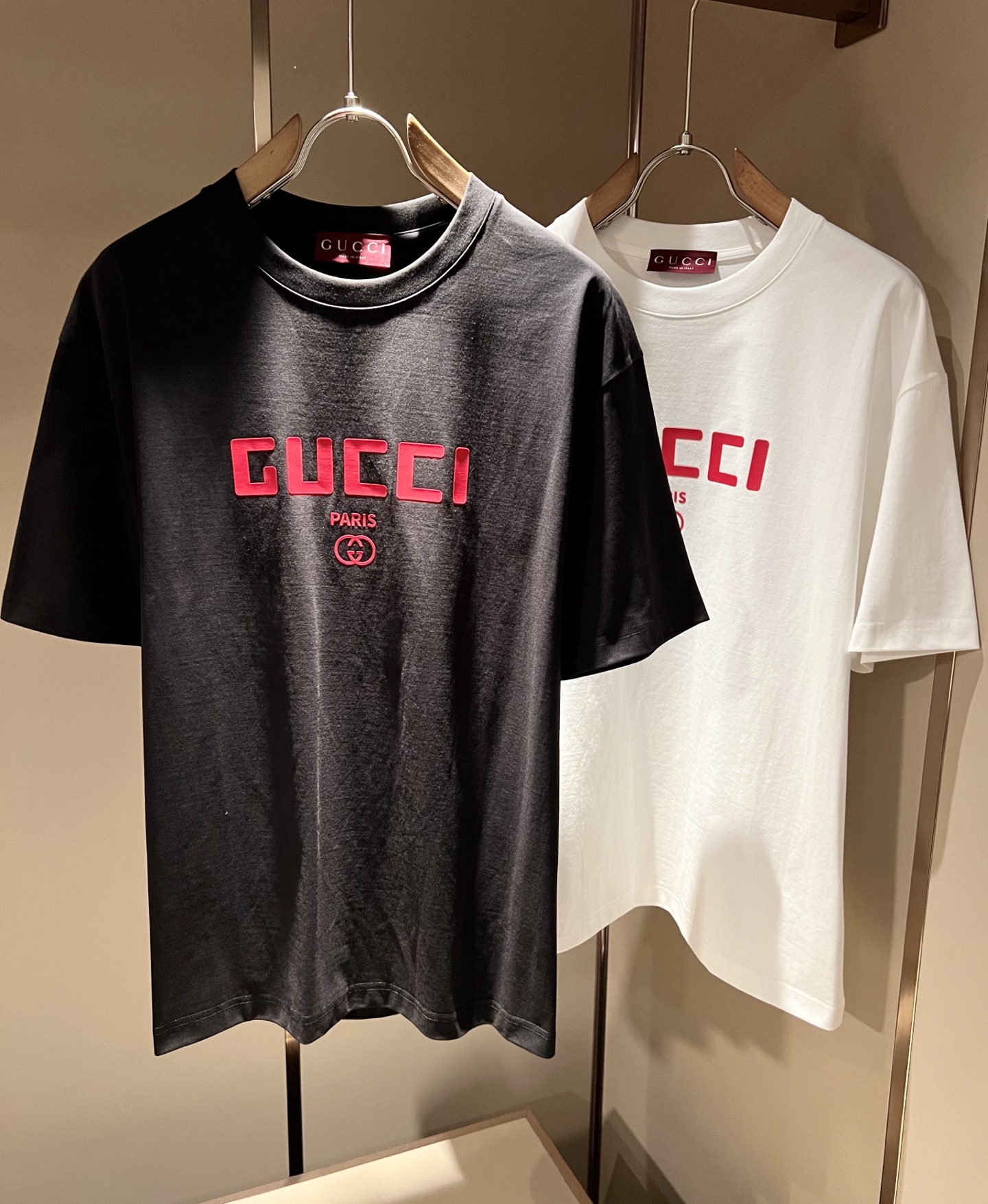 NO:849515,Gucc*Gujia 2026 spring and summer new casual loose cotton round neck short-sleeved T-shirt for gay couples!  Trading company channels are rare and available on the official website simultaneously!  The latest 2026 spring and summer series, classic fashion design elements, inject full vitality into the new series. This T-shirt is made of carefully selected imported cotton fabrics supplied by customers. The fabric feels skin-friendly, soft and delicate, and the body has a laminated logo design!  It has an extremely comfortable and breathable wearing experience. The whole piece is very eye-catching and fashionable, and is deeply loved by young people today!  Basic loose round neck cut, unisex style regardless of age and gender, suitable for matching all styles and looks you need in daily life!  It is recommended to wear couple outfits when going out on the street, it will be more eye-catching!  Size M-3XL,,gucci,gucci,T-shirt,tees,t-shirt,19860909Gucc*古家 2026春夏新款男女同情侣款休闲宽松棉质圆领短袖T恤衫！贸易公司渠道稀出,同步官网发售 ！ 2026春夏最新系列,经典时尚设计元素,为全新系列注入满满活力,这款T恤衫用心甄选客供进口棉面料制成,面料手感亲肤柔软细腻,衣身logo压胶设计！拥有着无比舒适透气性的穿着体验,整件单品极具吸睛度与时尚感,深受当下年轻人的喜爱！基础宽松的圆领版型裁剪,不分年龄与性别的中性款式,适合搭配你日常所需的所有风格与造型！建议搭配情侣装出街会更为养眼出色！尺码M-3XL,,gucci,gucci,T-shirt,tees，t-shirt,,Men's clothing