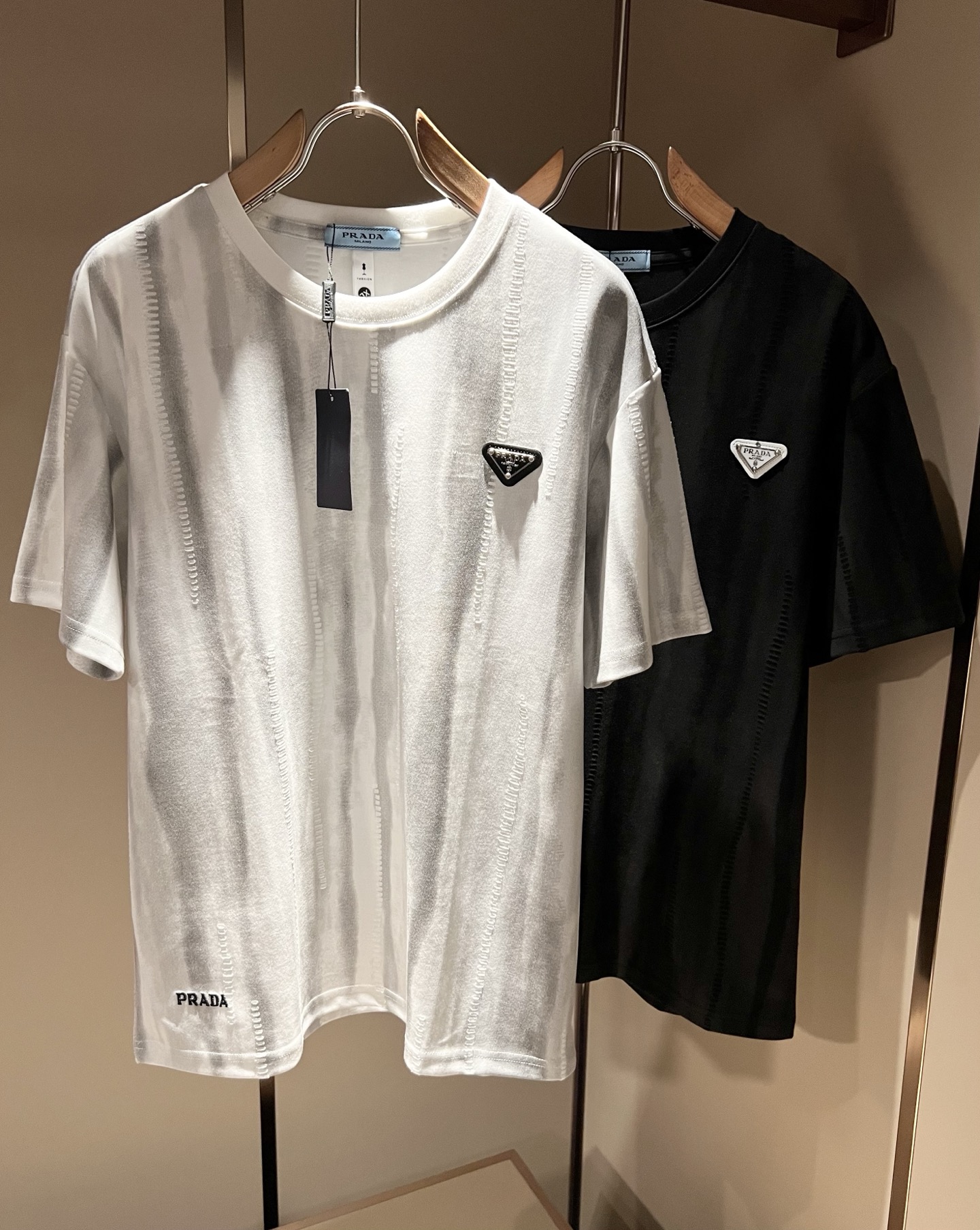 NO:849521,PRAD*A 2026 spring and summer new short-sleeved T-shirt, the latest model is exclusively available on the entire network!  !  ~It is both classic and fashionable, who doesn’t love it? It shows the classic again, it is very eye-catching, and it has a low-luxury aura and recognition!  Pr*da's traditional brand concept and modern advanced technology are perfectly combined. Coupled with an extremely modern and simple design, Pr*da's exclusive logo pattern badge design!  Customized 100% imported pure cotton fabric!  The texture of this model is quite impressive. You can tell the specifications and grades at your fingertips. The level of finesse and breathability are top-notch!  Size M-3XL,,prada,T-shirt,tees,t-shirt,19860909PRAD*A普*达2026春夏新款短袖T恤,最新款全网独家首上！！~既经典有时尚百搭,谁不爱啊,将经典再次展现,非常的耐看,自带低奢光环与辨识度！Pr*da传统的品牌理念和现代化的先进技术进行了完美结合.加上极其现代摩登风范的简约设计,p家专属logo图案徽章设计！定制百分百进口纯棉面料！此款的质感相当感人 触手便知规格档次 细腻程度与透气效果堪称顶级！尺码M-3XL,,prada,T-shirt,tees，t-shirt,,Men's clothing
