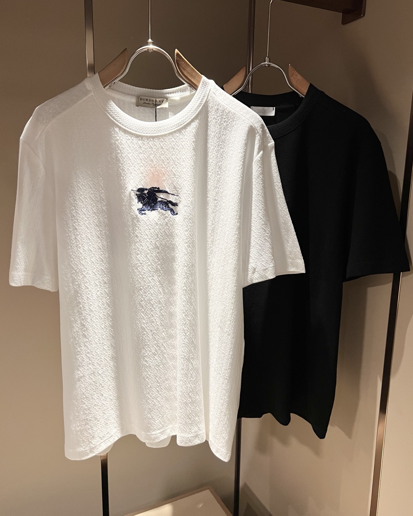 NO:849512,BURBER*Y's 2026 spring and summer new unisex short-sleeved T-shirt is a big hit. It is made of the recently popular environmentally friendly pure cotton fabric. It is a high-end outdoor sports and leisure series. It is a very hot sports trend!  BUR's latest research and development of special materials, logo embroidery design!  The fabric is also called memory cloth, which refers to the fabric with morphological memory function. It beats all versions on the market instantly. It can only be said that it is not on the same level at all. Whether it is the material, the degree of detail restoration and the craftsmanship, it is not afraid of any challenges, just to provide everyone with wonderful products. As always, it is consistent and implemented.  A style of BUR's core concept will be tightly tied to fashion, always maintaining a perfect, simple but not simple design style, which perfectly meets your daily needs. Size: M-3XL,, burberry, T-shirt, tees, t-shirt,19860909BURBER*Y巴*莉2026春夏新品男女同款短袖T恤,重磅来袭,最近比较火热的环保纯棉面料制作而成,高端户外运动休闲系列,非常火热运动风潮！BUR最新研发的特殊材质,标志logo图案刺绣设计！面料也叫记忆布,是指具有形态记忆功能的面料,秒杀市面上一切版本,只能说根本就不是一个级别的存在,不管是材质还是细节还原度以及工艺制作方面,不惧任何挑战,只为给大家奉献绝妙产物一如既往,始终如一,贯彻了BUR核心理念的一个款式将与时尚紧紧的捆绑在一起,时刻保持完美,简约而不简单的的设计风格,完美的满足了你日常所需要的穿搭.尺码:M-3XL,,burberry,T-shirt,tees，t-shirt,,Men's clothing