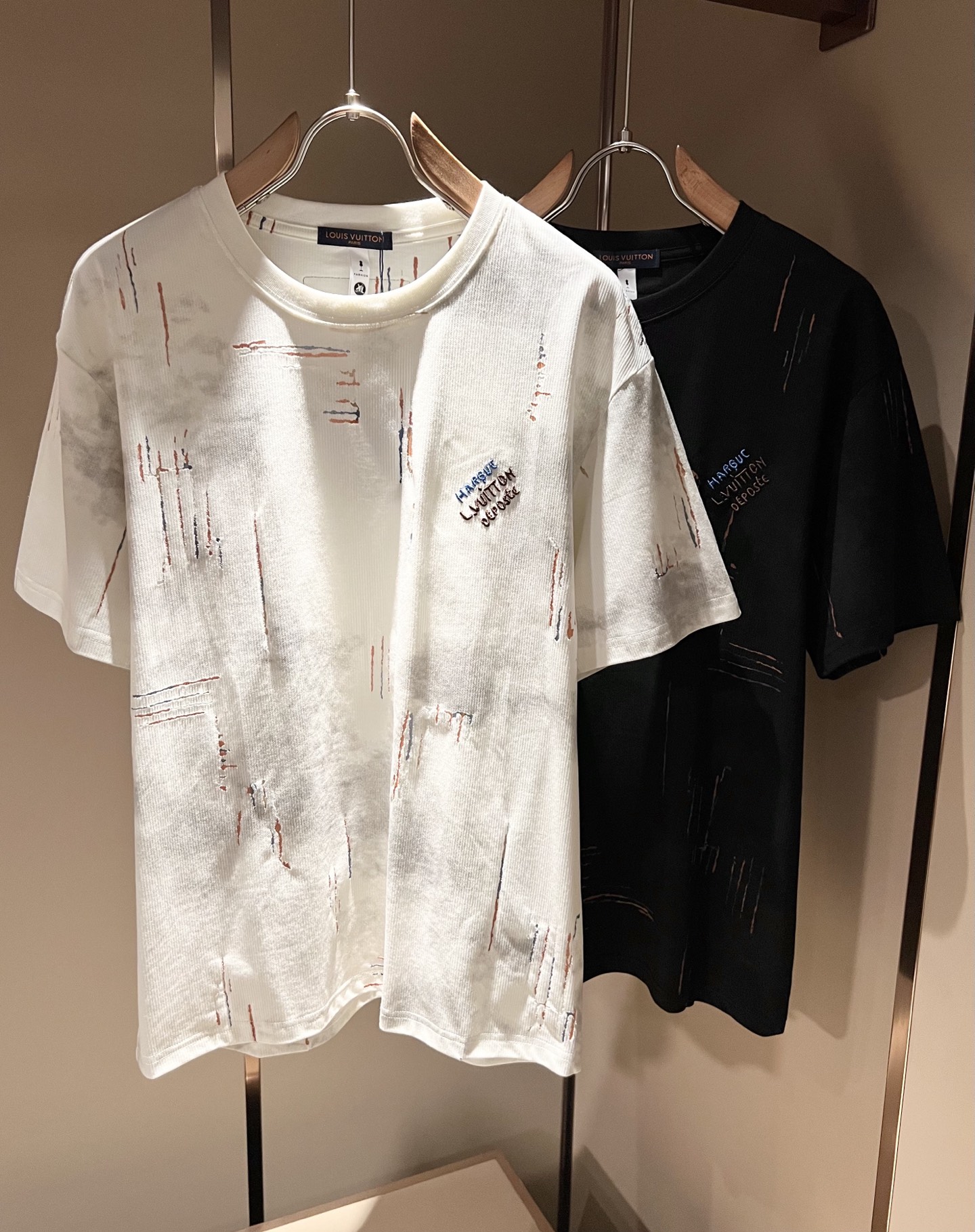 NO:849529,LouisVuitt* Louis*den's new 2026 spring and summer series of items are online. It is a very fashionable and avant-garde short-sleeved T-shirt for men and women, with logo embroidery and decoration!  It is different from the past and declares the design concept that the brand has inherited for many years!  Its eye-catching appeal is no less than any classic style, perfectly presenting the sense of fashion, high-end and luxury to the world!  It is made of imported 100% cotton material supplied by customers. It is a selection of high-quality pure cotton fabrics. It feels soft, waxy and delicate to the skin. The actual product will definitely exceed your imagination. It is extremely comfortable and breathable. Even if you sweat profusely, you will not feel greasy or stuffy. It maximizes sweat wicking and moisture absorption!  Size M-3XL,,louis vuitton,louis vuitton,T-shirt,tees,t-shirt,19860909LouisVuitt*路易*登 2026春夏全新系列单品上线,非常时髦前卫的一款男女同款短袖T恤,标识logo图案刺绣修饰！区别于以往的不同,宣示品牌传承多年的设计理念！其吸睛度完全不亚于任何经典款式,将时髦高级感与奢华感完美呈现在世人眼前！客供进口全棉材质制成,精选优质纯棉面料,触感软糯亲肤细腻,实物到手绝对超乎你的想象,贴身无比舒适透气,即便是汗流浃背也不会有腻身及闷热感可言,将排汗吸湿性发挥到了极致！尺码M-3XL,,louis vuitton,louis vuitton,T-shirt,tees，t-shirt,,Men's clothing