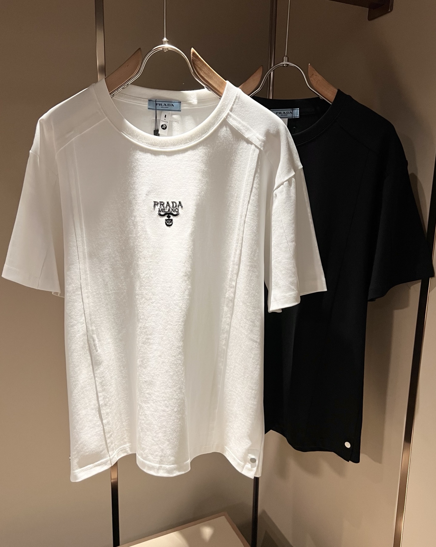 NO:849505,PRAD*A 2026 spring and summer new short-sleeved T-shirt, the latest model is exclusively available on the entire network!  !  ~It is both classic and fashionable, who doesn’t love it? It shows the classic again, it is very eye-catching, and it has a low-luxury aura and recognition!  Pr*da's traditional brand concept and modern advanced technology are perfectly combined. Coupled with an extremely modern and simple design, Pr*da's exclusive logo pattern embroidery design!  Customized 100% imported pure cotton fabric!  The texture of this model is quite impressive. You can tell the specifications and grades at your fingertips. The level of finesse and breathability are top-notch!  Size M-3XL,,prada,T-shirt,tees,t-shirt,19860909PRAD*A普*达2026春夏新款短袖T恤,最新款全网独家首上！！~既经典有时尚百搭,谁不爱啊,将经典再次展现,非常的耐看,自带低奢光环与辨识度！Pr*da传统的品牌理念和现代化的先进技术进行了完美结合.加上极其现代摩登风范的简约设计,p家专属logo图案刺绣设计！定制百分百进口纯棉面料！此款的质感相当感人 触手便知规格档次 细腻程度与透气效果堪称顶级！尺码M-3XL,,prada,T-shirt,tees，t-shirt,,Men's clothing