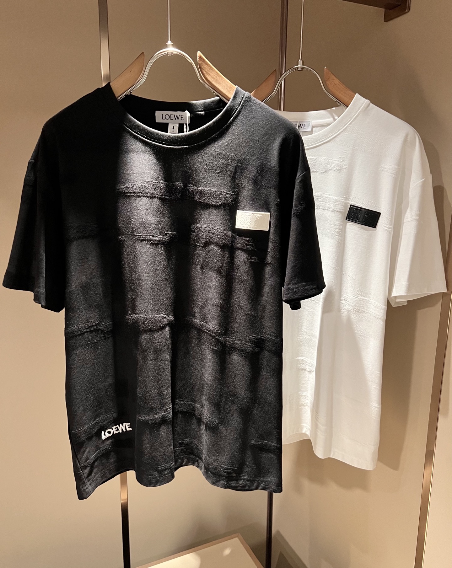 NO:849523,LOE*WE 2026 spring and summer new short-sleeved T-shirt for men and women, Italian original order channel, highly personalized and high-end style, logo pattern leather craft design!  Pure cotton short-sleeved T-shirt for couples!  !  The latest popular fashion product has arrived. It is a simple and high-end fashion item. It is a fashion product with very high-end charm and is a must-have item for fashion trends!  Italian original factory channel, special supply level order, released simultaneously by Hong Kong, Macao and Taiwan buyer stores. This model is also the latest popular product of Loewe family this year, and it is also the most classic product. Its specifications and quality are beyond doubt!  !  The selection is extremely diverse. It goes without saying that this style has that fresh and natural feeling, which highlights the brand's charm and high-end sense. The texture of this style is very good, and the weight and color that can be felt by hand are even better on the skin. It is a full wearing enjoyment!  !  Size: M-3XL,,loewe,loewe,T-shirt,tees,t-shirt,19860909LOE*WE罗*威 2026春夏新款男女同款短袖T恤,意大利原厂订单渠道,极具个性高级风,标志logo图案皮革工艺设计！情侣款纯棉短袖T恤！！最新时尚潮流人气产物驾到,又是一款简约高级的时尚单品,穿搭魅力十分高级不俗的时尚产物 ,时尚潮流必备单品！意大利原厂渠道,特供级别订单,同步港澳台买手店发布,此款也是罗意威家今年的最新人气产物,也是最经典的产物,其规格跟档次更是毋庸置疑！！ 选择极具多样化,言而喻此款自然具备那种清新自然的感觉,彰显品牌魅力与高级感,此款的质感十分的到位,用手可以感知的重磅跟出彩亲肤程度更是上佳,十足的穿着享受！！尺码: M-3XL,,loewe,loewe,T-shirt,tees，t-shirt,,Men's clothing