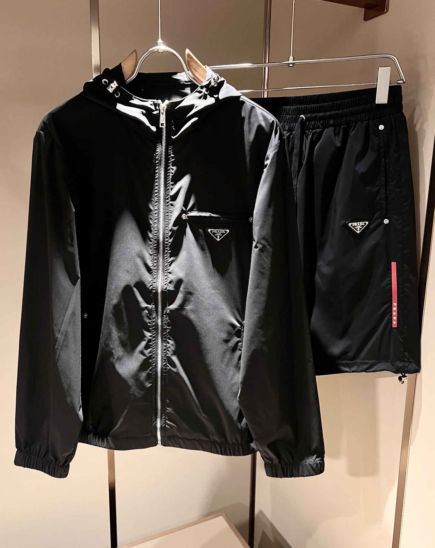 NO:849524,PRAD*A 2026 spring and summer new casual suit, the latest model is exclusively available on the entire network!  !  ~It is both classic and fashionable, who doesn’t love it? It shows the classic again, it is very eye-catching, and it has a low-luxury aura and recognition!  Pr*da's traditional brand concept and modern advanced technology are perfectly combined. Coupled with an extremely modern and simple design, Pr*da's exclusive logo hardware design!  Customized 100% imported polyester fiber fabric!  The texture of this model is quite impressive. You can tell the specifications and grades at your fingertips. The level of finesse and breathability are top-notch!  Size M-3XL,,prada,19860909PRAD*A普*达 2026春夏新款休闲套装,最新款全网独家首上！！~既经典有时尚百搭,谁不爱啊,将经典再次展现,非常的耐看,自带低奢光环与辨识度！Pr*da传统的品牌理念和现代化的先进技术进行了完美结合.加上极其现代摩登风范的简约设计,p家专属logo五金设计！定制百分百进口聚酯纤维面料！此款的质感相当感人 触手便知规格档次 细腻程度与透气效果堪称顶级！尺码M-3XL,,prada,,Men's clothing