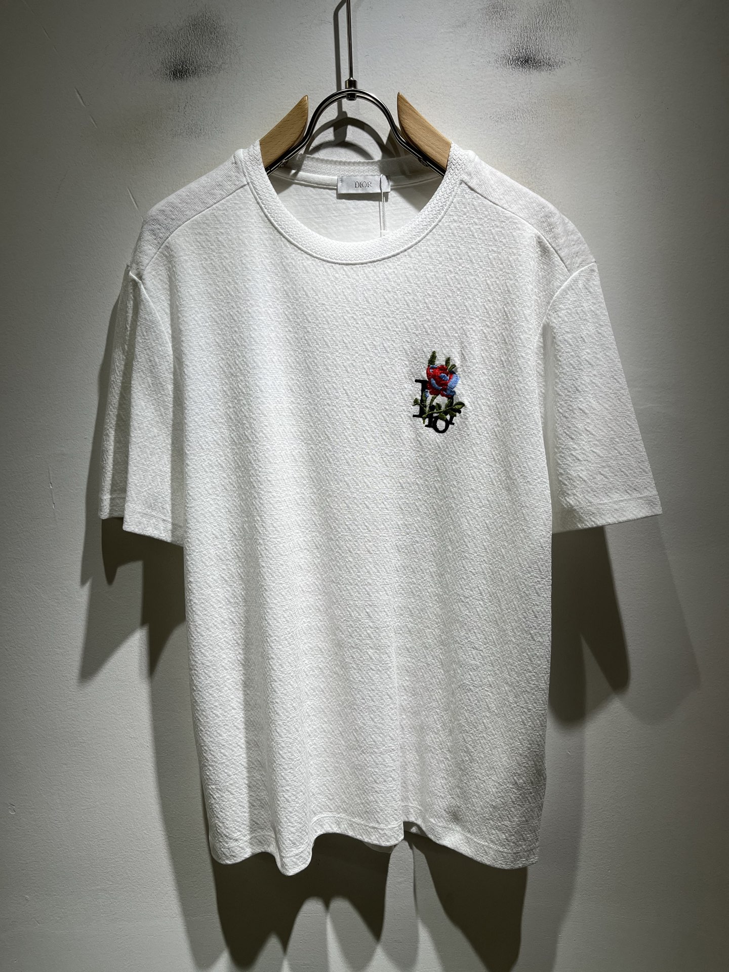 NO:849527,Dio*Dijia's new 2026 spring and summer short-sleeved T-shirts for men and women are on sale simultaneously at counters!  Customized exclusive 260g pure cotton fabric, customized original craft thread, and embroidery craft design of logo pattern on the chest!  Simple and elegant, easy to match and versatile, extremely high-grade, perfectly integrated into fashion and style, it is a top-notch fashionable style that is perfect for outer wear!  The whole thing gives people a natural feeling!  The ultimate classic versatile short-sleeved T-shirt, designed with the latest three-dimensional letter logo embroidery elements!  The ultimate heavy work, the ultimate perfection!  Fans who pursue high quality should rush to buy it by themselves, and we sincerely invite all fans who know the goods to appreciate this model together!  !  Size M-3XL,,dior,dior,T-shirt,tees,t-shirt,19860909Dio*迪家 2026春夏新款男女同款短袖T恤,专柜同步发售！定制专属260克纯棉面料,定制原版工艺螺纹,胸前logo图案刺绣工艺设计！简约大方,从容百搭,档次极高,完美融入时尚还有风情感一款完美符合外穿的顶尖时髦气质款！整体给人浑然天成的感觉！极致经典的百搭型短袖T恤,采用最新的立体字母logo刺绣元素设计！极致的重工极致的完美！追求高品质的粉丝们请自行抢购,诚邀所有识货的粉丝一同鉴赏此款！！ 尺码M-3XL,,dior,dior,T-shirt,tees，t-shirt,,Men's clothing