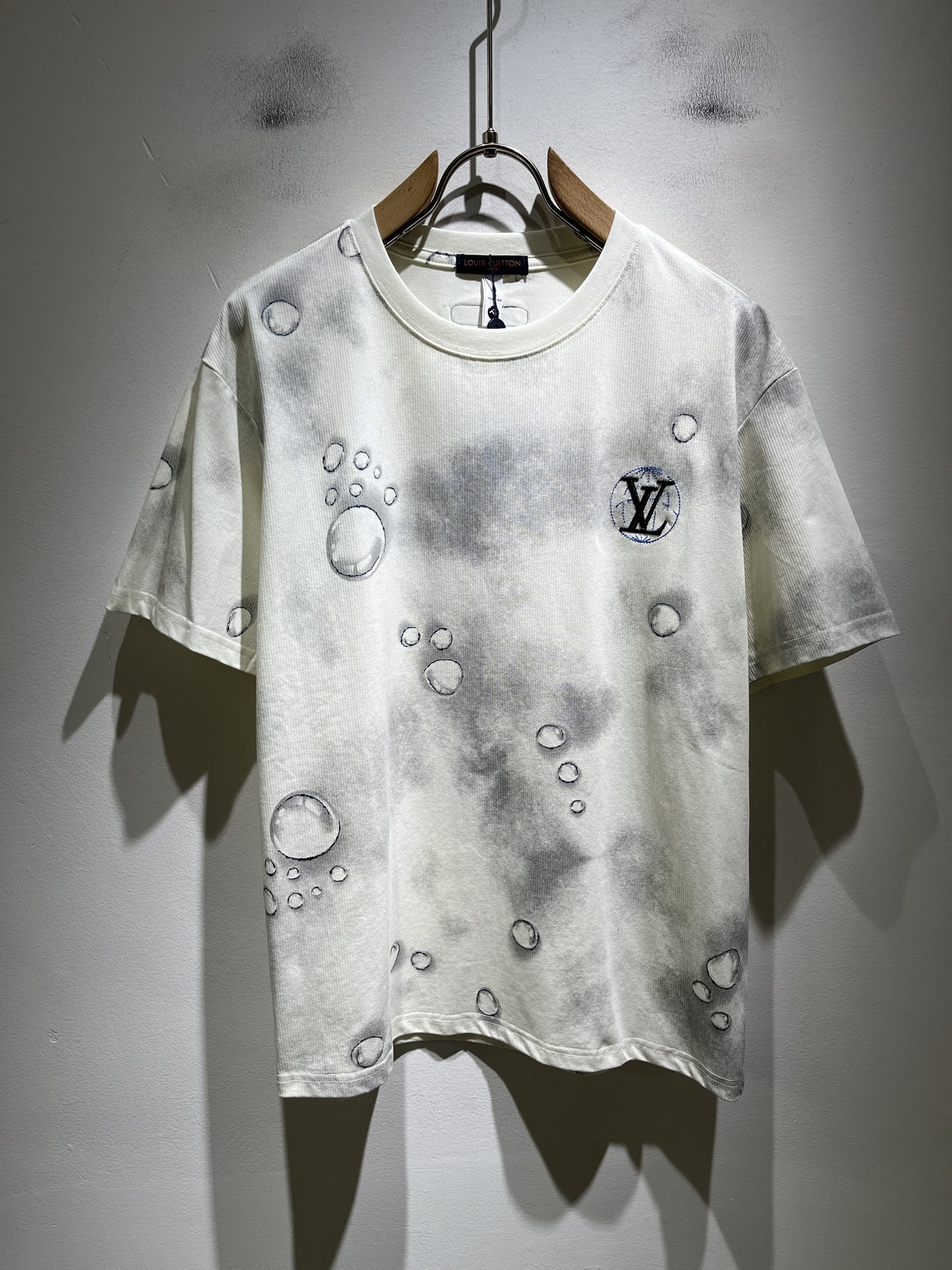 NO:849535,LouisVuitt* Louis*den's new 2026 spring and summer series of items are online. It is a very fashionable and avant-garde short-sleeved T-shirt for men and women, with logo embroidery and decoration!  It is different from the past and declares the design concept that the brand has inherited for many years!  Its eye-catching appeal is no less than any classic style, perfectly presenting the sense of fashion, high-end and luxury to the world!  It is made of imported 100% cotton material supplied by customers. It is a selection of high-quality pure cotton fabrics. It feels soft, waxy and delicate to the skin. The actual product will definitely exceed your imagination. It is extremely comfortable and breathable. Even if you sweat profusely, you will not feel greasy or stuffy. It maximizes sweat wicking and moisture absorption!  Size M-3XL,,louis vuitton,louis vuitton,T-shirt,tees,t-shirt,19860909LouisVuitt*路易*登 2026春夏全新系列单品上线,非常时髦前卫的一款男女同款短袖T恤,标识logo图案刺绣修饰！区别于以往的不同,宣示品牌传承多年的设计理念！其吸睛度完全不亚于任何经典款式,将时髦高级感与奢华感完美呈现在世人眼前！客供进口全棉材质制成,精选优质纯棉面料,触感软糯亲肤细腻,实物到手绝对超乎你的想象,贴身无比舒适透气,即便是汗流浃背也不会有腻身及闷热感可言,将排汗吸湿性发挥到了极致！尺码M-3XL,,louis vuitton,louis vuitton,T-shirt,tees，t-shirt,,Men's clothing