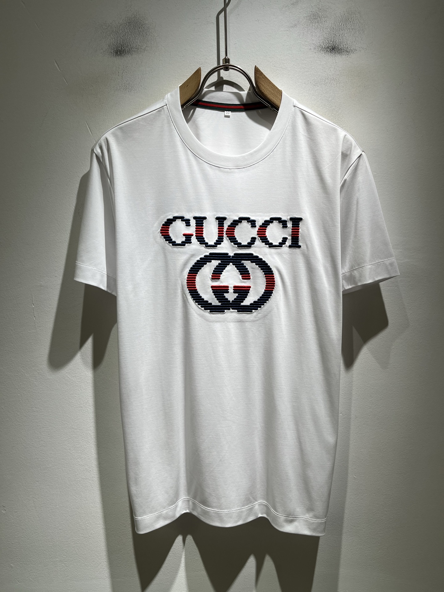 NO:849539,Gucc*Gujia 2026 spring and summer new casual loose cotton round neck short-sleeved T-shirt for gay couples!  Trading company channels are rare and available on the official website simultaneously!  The latest 2026 spring and summer series, classic fashion design elements, inject full vitality into the new series. This T-shirt is made of carefully selected imported cotton fabrics supplied by customers. The fabric feels skin-friendly, soft and delicate, and has a logo embroidery design on the body!  It has an extremely comfortable and breathable wearing experience. The whole piece is very eye-catching and fashionable, and is deeply loved by young people today!  Basic loose round neck cut, unisex style regardless of age and gender, suitable for matching all styles and looks you need in daily life!  It is recommended to wear couple outfits when going out on the street, it will be more eye-catching!  Size M-3XL,,gucci,gucci,T-shirt,tees,t-shirt,19860909Gucc*古家 2026春夏新款男女同情侣款休闲宽松棉质圆领短袖T恤衫！贸易公司渠道稀出,同步官网发售 ！ 2026春夏最新系列,经典时尚设计元素,为全新系列注入满满活力,这款T恤衫用心甄选客供进口棉面料制成,面料手感亲肤柔软细腻,衣身logo刺绣设计！拥有着无比舒适透气性的穿着体验,整件单品极具吸睛度与时尚感,深受当下年轻人的喜爱！基础宽松的圆领版型裁剪,不分年龄与性别的中性款式,适合搭配你日常所需的所有风格与造型！建议搭配情侣装出街会更为养眼出色！尺码M-3XL,,gucci,gucci,T-shirt,tees，t-shirt,,Men's clothing