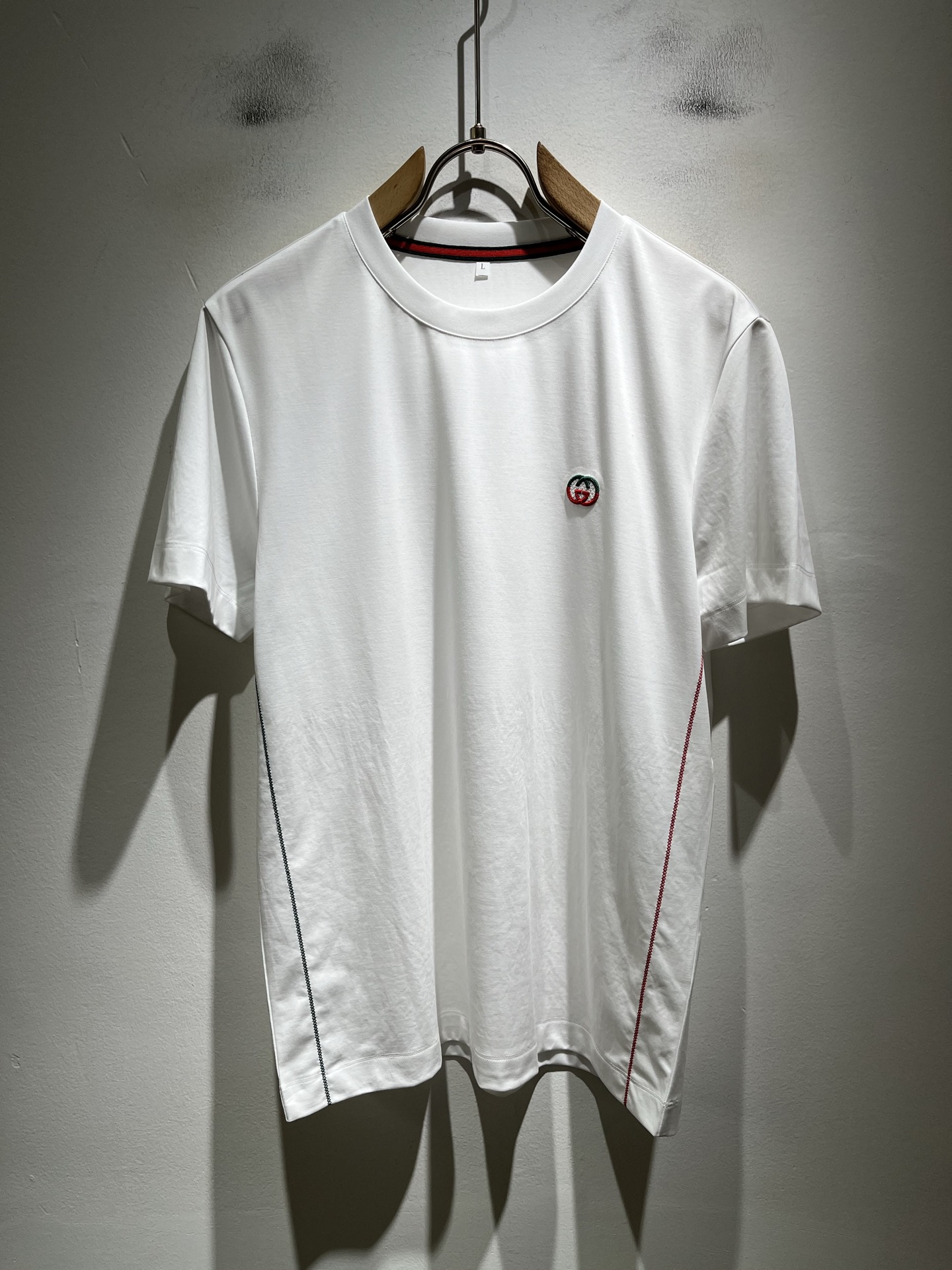 NO:849530,Gucc*Gujia 2026 spring and summer new casual loose cotton round neck short-sleeved T-shirt for gay couples!  Trading company channels are rare and available on the official website simultaneously!  The latest 2026 spring and summer series, classic fashion design elements, inject full vitality into the new series. This T-shirt is made of carefully selected imported cotton fabrics supplied by customers. The fabric feels skin-friendly, soft and delicate, and has a logo embroidery design on the body!  It has an extremely comfortable and breathable wearing experience. The whole piece is very eye-catching and fashionable, and is deeply loved by young people today!  Basic loose round neck cut, unisex style regardless of age and gender, suitable for matching all styles and looks you need in daily life!  It is recommended to wear couple outfits when going out on the street, it will be more eye-catching!  Size M-3XL,,gucci,gucci,T-shirt,tees,t-shirt,19860909Gucc*古家 2026春夏新款男女同情侣款休闲宽松棉质圆领短袖T恤衫！贸易公司渠道稀出,同步官网发售 ！ 2026春夏最新系列,经典时尚设计元素,为全新系列注入满满活力,这款T恤衫用心甄选客供进口棉面料制成,面料手感亲肤柔软细腻,衣身logo刺绣设计！拥有着无比舒适透气性的穿着体验,整件单品极具吸睛度与时尚感,深受当下年轻人的喜爱！基础宽松的圆领版型裁剪,不分年龄与性别的中性款式,适合搭配你日常所需的所有风格与造型！建议搭配情侣装出街会更为养眼出色！尺码M-3XL,,gucci,gucci,T-shirt,tees，t-shirt,,Men's clothing