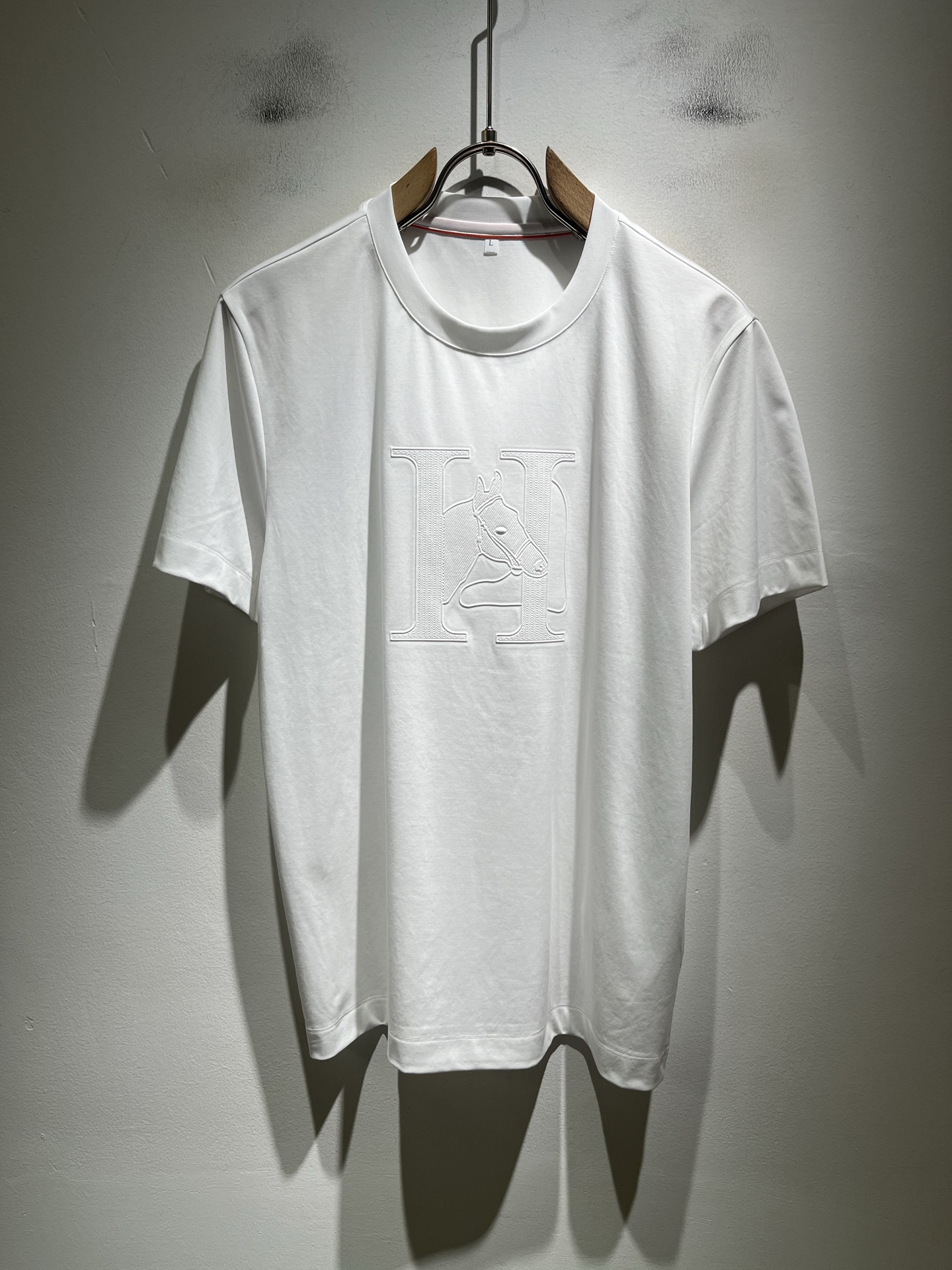 NO:849533,Her*mes 2026 spring and summer new men's short-sleeved T-shirt, a newly upgraded and versatile basic style, low-key luxury, the choice of quality!  Select high-quality mercerized cotton fabrics!  It is made to enjoy a relaxed and comfortable wearing experience, with super vertical performance. It has a strong artistic sense and an iconic logo lamination process design. The craftsmanship is meticulous and highly recognizable, showing a new brand micro-label culture!  Classic and perfect design, precise cutting. Simple and elegant style, but also able to show fashionable charm in daily leisure life. Sizes M-3XL,, T-shirt, tees, t-shirt,19860909Her*mes爱*仕2026春夏新款男士短袖T恤,全新升级百搭基础款,低调奢华,品格之选！甄选优质精选丝光棉面料！打造而成,享受轻松自在的穿着体验,有着超强的垂直性能 艺术感极强标志性logo压胶工艺设计,工艺细致,辨识度极高,展现全新品牌微标文化！经典完美版型设计,在裁剪上精准到位.简约大气风格,又能在日常休闲生活中展现时尚魅力.尺码M-3XL,,T-shirt,tees，t-shirt,,Men's clothing