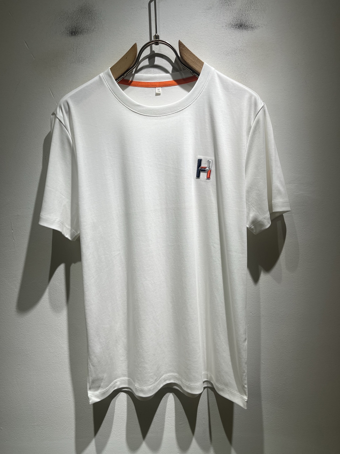 NO:849537,Her*mes 2026 spring and summer new men's short-sleeved T-shirt, a newly upgraded and versatile basic style, low-key luxury, the choice of quality!  Select high-quality mercerized cotton fabrics!  It is made to enjoy a relaxed and comfortable wearing experience, with super vertical performance. It has a strong artistic sense and iconic logo embroidery design. The craftsmanship is meticulous and highly recognizable, showing a new brand micro-label culture!  Classic and perfect design, precise cutting. Simple and elegant style, but also able to show fashionable charm in daily leisure life. Sizes M-3XL,, T-shirt, tees, t-shirt,19860909Her*mes爱*仕2026春夏新款男士短袖T恤,全新升级百搭基础款,低调奢华,品格之选！甄选优质精选丝光棉面料！打造而成,享受轻松自在的穿着体验,有着超强的垂直性能 艺术感极强标志性logo刺绣工艺设计,工艺细致,辨识度极高,展现全新品牌微标文化！经典完美版型设计,在裁剪上精准到位.简约大气风格,又能在日常休闲生活中展现时尚魅力.尺码M-3XL,,T-shirt,tees，t-shirt,,Men's clothing