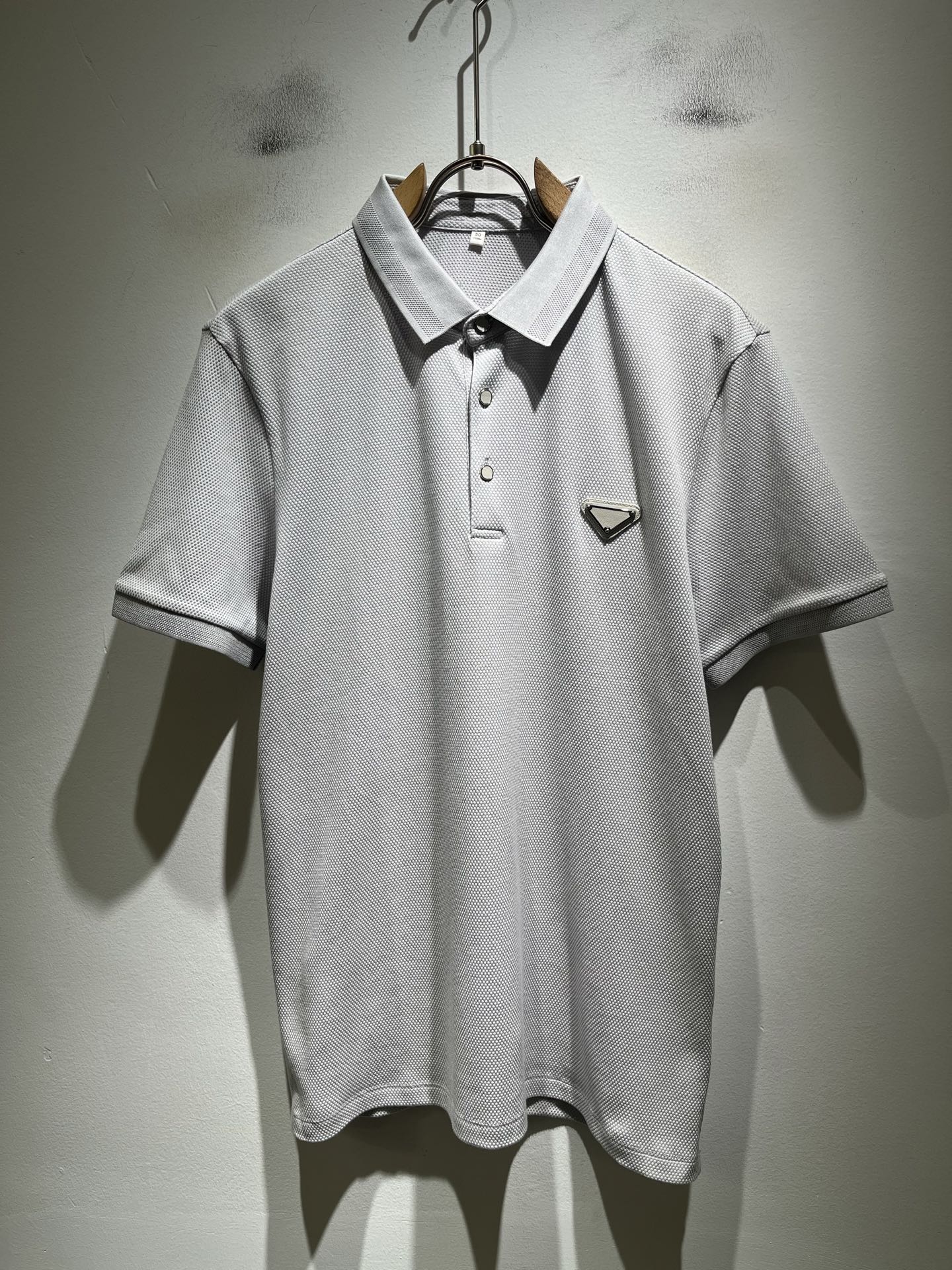 NO:849541,Prad*P*DA 2026 spring and summer new short-sleeved Polo shirt with classic elements, classic and elegant style, can be worn for ten years and still popular, you must collect a few pieces, rare and exquisite style, you must collect it!  A piece of good taste!  It is so important that no matter what season it is, it is 100% imported top quality pique cotton!  Fine weave!  solid!  Recognized as one of the best cottons in the world!  The feel and texture are perfect! The logo pattern badge design on the chest!  Perfectly enriching everyone’s visual sense!  Make you feel clean and neat!  Fashionable and good-looking!  !  Wearing this short-sleeved shirt from Prada, you will know what the world is worth!  PRADA has always been the quality life pursued by European aristocrats and upper-class people. This simple casual and versatile T-shirt is a personal luxury item with fashionable colors. Luxurious materials and rigorous craftsmanship are the main tools for PRADA fans. The flat and stylish round neck, the version is warm and comfortable, easy to wear and match, with its own accent and handsomeness, it is truly a one-piece that conquers the world!  The brand's design details are very exquisite, and the upper body is light and stylish. You must buy the latest T-shirts every season. In the face of this kind of consumables, it directly saves you the trouble of dressing when going out. There are many letter T-shirts on the market, but this one is rare. The streamlined tailoring and light casual literary temperament give you a perfect look in spring. Anyone who pursues fashion may wish to try it!  Size M-3XL,,prada,prada,T-shirt,tees,t-shirt,19860909Prad*普*达 2026春夏季新款经典元素短袖Polo衫,经典大方的款式,可以穿十年都还是流行的那种,你一定要收藏几件,难得精致极致的款,你一定要收！好品味的一件！重要到哪个季节都绕不开它百分百进口顶级珠地棉！织法精细！结实！世界公认最好的棉之一！手感质感都极完美! 胸口logo图案徽章设计！完美的丰富大家的视觉感！让你感觉干净利落！时尚又好看！！穿上普拉达的这款短袖,才知道什么是人间太值得！PRADA一直都是欧洲贵族和上流社会雅士追求的品质生活这款简易休闲百搭T恤更是穿出个人奢侈的单品色彩时尚 奢侈的材质和严谨的工艺是PRADA圈粉的主要利器平整有型的圆领,版型温暖舒适好穿又好搭,自带腔调和帅气,真正的一款打天下！品牌的设计细节十分考究,上身轻便有型,每季都要入手最新的T恤,面对这种消耗品,直接省了你出门穿搭的烦恼,市面上的字母T恤有很多,但这款还很难得一见了,信手拈来的流线剪裁,淡淡的休闲文艺气质,给足春日的排面,每个对时髦度有追求的你,都不妨上身一试！尺码M-3XL,,prada,prada,T-shirt,tees，t-shirt,,Men's clothing