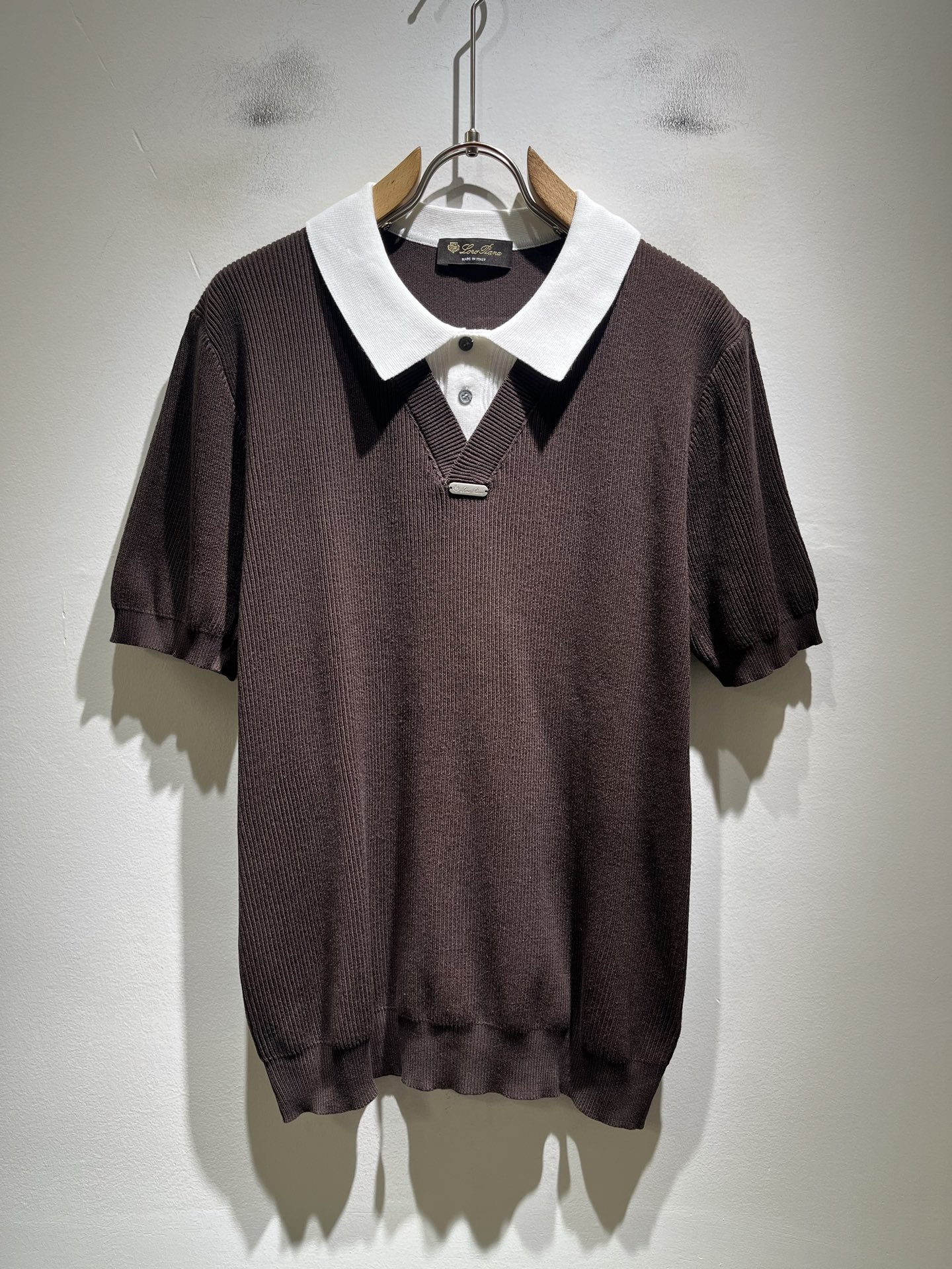 NO:849543,Loro Piana 2026 spring and summer men's latest trade order lapel knitted short-sleeved T-shirt, all in good condition!  !  The upper body is comfortable and breathable, not stiff, and the overall body has a rich three-dimensional sense. Quality export order, hardware logo pattern design on the chest!  The tailoring of exclusive knitted fabrics meets the simple needs of commuters. The upper body effect is very good, slimming, and not picky about the figure. The workmanship of the fabric... is impeccable. Only good craftsmanship and good fabrics can make you wear a good taste. It is a must-have item for everyone!  Size M-4XL,,loro piana,T-shirt,tees,t-shirt,19860909Loro Piana诺悠翩雅 2026春夏男士最新的贸易订单翻领针织短袖T恤,全品相！！上身舒适透气,不僵硬,整体有着丰富的立体感,品质出口订单,胸前五金logo图案设计！定制专属针织面料剪裁,满足通勤人们对于着装的简约需求,上身效果很好,显瘦,不挑剔身材.面料做工....无可挑剔,好工艺好面料才能穿出好品味一款,人手必备单品！尺码M-4XL,,loro piana,T-shirt,tees，t-shirt,,Men's clothing