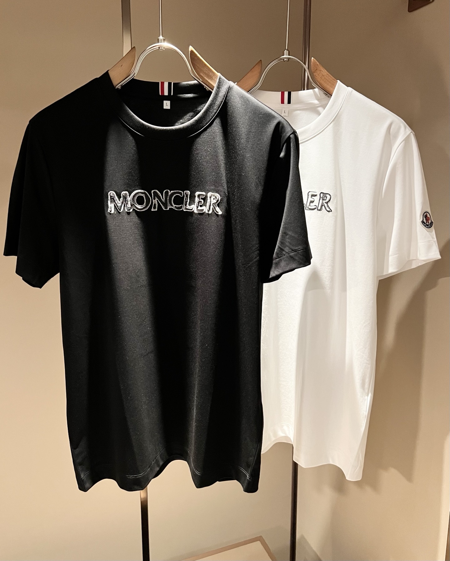 NO:849526,Moncler Mengjia's latest 2026 spring and summer trade order short-sleeved T-shirts for men and women, all in good condition!  !  Internet celebrity model!  Designed with logo embroidery!  The upper body is comfortable and breathable, not stiff, and the overall body has a rich three-dimensional sense. It is a quality export order. It is customized with exclusive mercerized cotton fabric tailoring to meet the simple needs of commuters. The upper body effect is very good, slimming, and not picky about the figure. The fabric workmanship... is impeccable. Only good craftsmanship and good fabrics can make you wear a good taste. It is a must-have item for everyone!  Size M-3XL,,T-shirt,tees,t-shirt,19860909Moncler蒙家 2026春夏最新男女同款贸易订单短袖T恤,全品相！！网红款！采用logo图案刺绣设计！上身舒适透气,不僵硬,整体有着丰富的立体感,品质出口订单,定制专属丝光棉面料剪裁,满足通勤人们对于着装的简约需求,上身效果很好,显瘦,不挑剔身材.面料做工....无可挑剔,好工艺好面料才能穿出好品味一款,人手必备单品！尺码M-3XL,,T-shirt,tees，t-shirt,,Men's clothing