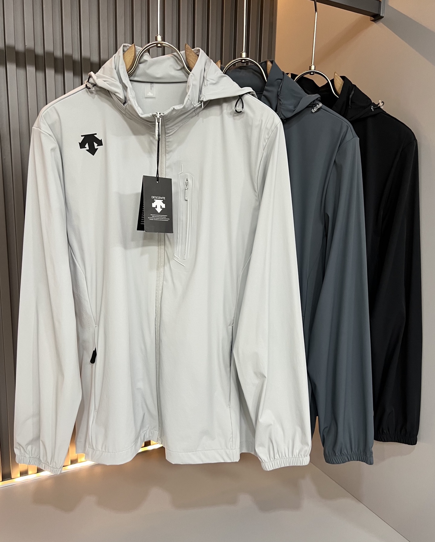 NO:849500,DESCENTE 2026 new spring and summer sun protection jacket for men and women, a professional sports brand that has been proud since 1935. For more than 80 years, it has always adhered to the spirit of 'Design That Moves' to drive sports with design, integrating innovative technology with design aesthetics, and creating high-quality sports equipment in many professional fields such as skiing, golf, and triathlon!  The latest design elements of the brand!  In addition to its considerable attainments in style design, the most obvious or best thing is that it has deeper unique insights and attainments in fabrics. Through continuous structural research and problem solving, it is characterized by unique research on fabrics. These alone are enough to support it to become one of the leading new logo brand images in the clothing manufacturing industry. This model is made of quick-drying fabric!  Through precision workmanship, the hand feels smooth and soft, and it has both natural beauty and comfort. The large body shape is simple and clean, and the fabric shows a different hazy structural beauty. It is exclusively customized by opening a mold. The fabric tests the skills of the workers and can be smooth and compliant without wrinkles!  Logo pattern laminated design on the body!  It really tests the handicrafts of each master!  It makes the whole thing clean and neat, without leaving a trace of thread. Nowadays, the neutrality that is pursued in life is also more refined in life!  Size M-3XL,,jackets & coats,jackets & coats,19860909迪桑特DESCENTE 2026春夏新款男女同款防晒服夹克外套,自1935年荣耀至今的专业运动品牌.80余年来,始终坚持“Design That Moves” 以设计驱动运动的精神,将创新科技与设计美学相融合,在滑雪、高尔夫、铁人三项等多个专业领域,打造高品质的运动装备！品牌最新设计元素！除了在款式设计上颇有造诣之外,最明显或者说最为拿手的,应该就是在面料上的拥有更深独特见解跟造诣了.通过不断地结构研究和问题处理,在以面料独特研究为特征,仅凭这些就已经足以支撑其成为服装制造行业中,首屈可数的新标志品牌形象.此款采用速干面料材质！通过精工手感细滑柔软,同时兼具自然美感跟舒适度.大身上版型裁剪简洁干净,面料上显现出了不一样朦胧的结构性美感来.独家开模定制而成,面料及其考验工人的技术,能做到平整服帖又不起皱！衣身logo图案压胶设计！真的是很考验每位师傅的手工制作！使得整体干净利索,不留一丝线头.现在对于生活有所追求的中性也在生活中更为精致！尺码M-3XL,,jackets & coats,jackets & coats,,Men's clothing