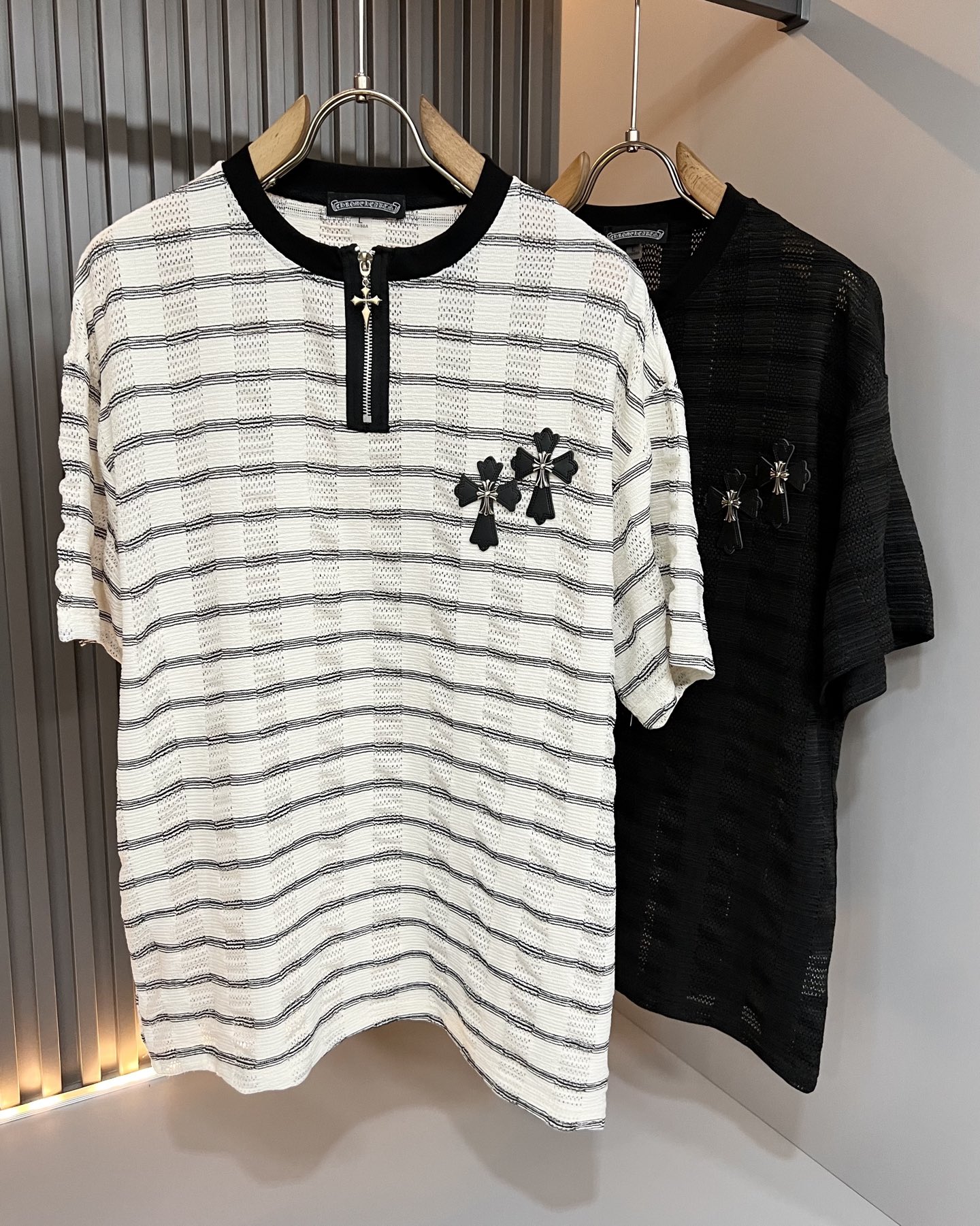 NO:849496,Chrome Hear*s Chrome Hear*s 2026 spring and summer new Chrome Hear*s short-sleeved T-shirt for men and women, wall crack recommendation!  The fashionable and arrogant Chrome Hear*s are loved all over the world. The 2026 SS detonating model, classic Chrome heart elements cut off short-sleeved T-shirt, leather logo pattern design on the chest!  Full of fashionable luxury style and exuding charming artistic sense!  It is spacious and lazy, made of high-end exclusive washed pure cotton for customers!  The upper body is super comfortable!  Oversized silhouette with big dropped shoulders!  Same style for men and women!  Size M-3XL,,chrome hearts,T-shirt,tees,t-shirt,19860909Chrome Hear*s 克*心 2026春夏新品男女同款克*心短袖T恤,墙裂推荐！时尚傲娇的Chrome Hear*s,被全世界宠幸着.2026SS引爆款,经典克*心元素断绝短袖T,胸前皮革logo图案设计！充满了时尚的奢华风,散发着迷人的艺术感！宽大慵懒,客供高端专属洗水纯棉材质！上身超级舒适！大廓形大落肩！男女同款入！尺码M-3XL,,chrome hearts,T-shirt,tees，t-shirt,,Men's clothing