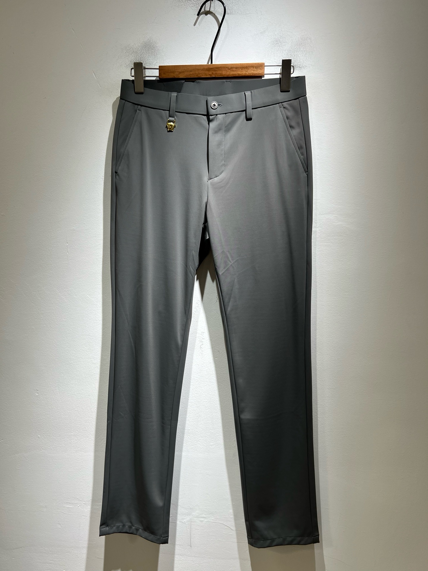 NO:849522,VERS*CE/Fan*zhe 2026 spring and summer new fashion casual trousers, customized original stretch spandex fabric!  Showing the natural drape of the trousers outlines a sense of ease and elegance. Daily wear is more comfortable, and the anti-wrinkle fabric shows natural elegance, adding a sense of casual fashion to the overall look!  Elegance may be everywhere, but it always meets us inadvertently. Men's elegance can also be weird and hard to touch that subverts imagination. It is inclusive and full of surprises, and the highlight display is hardware logo accessories design!  Breaking the traditional cut and design of men's trousers, and undertaking the perfect match for all seasons. Full marks for details. Sizes 30-40, versace,19860909VERS*CE/范*哲 2026春夏新款时尚休闲西裤,定制原版弹力氨纶面料！展现西裤自然垂坠感勾勒出自若与儒雅.日常穿着更加舒适,抗皱面料展现天生优雅,令整体造型增添随性时尚感！优雅或许无处不在,却总在不经意间与我们不期而遇,男士优雅也可以是颠覆想象的古怪又难以触摸.兼容并蓄,充满惊喜的亮点展现,五金logo辅料设计！打破传统男士西裤的剪裁和设计,承接四季的完美搭配 细节满分 尺码30-40,,versace,,Men's clothing