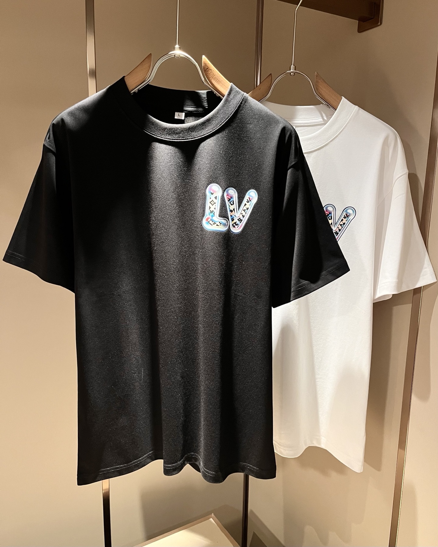 NO:858710,LouisVuitt* Louis*den's new 2026 spring and summer series of items are online. It is a very fashionable and avant-garde short-sleeved T-shirt for men and women, decorated with logo pattern printing!  It is different from the past and declares the design concept that the brand has inherited for many years!  Its eye-catching appeal is no less than any classic style, perfectly presenting the sense of fashion, high-end and luxury to the world!  It is made of imported 100% cotton material supplied by customers. It is a selection of high-quality pure cotton fabrics. It feels soft, waxy and delicate to the skin. The actual product will definitely exceed your imagination. It is extremely comfortable and breathable. Even if you sweat profusely, you will not feel greasy or stuffy. It maximizes sweat wicking and moisture absorption!  Size M-4XL,,louis vuitton,louis vuitton,T-shirt,tees,t-shirt,19860909LouisVuitt*路易*登 2026春夏全新系列单品上线,非常时髦前卫的一款男女同款短袖T恤,标识logo图案印花修饰！区别于以往的不同,宣示品牌传承多年的设计理念！其吸睛度完全不亚于任何经典款式,将时髦高级感与奢华感完美呈现在世人眼前！客供进口全棉材质制成,精选优质纯棉面料,触感软糯亲肤细腻,实物到手绝对超乎你的想象,贴身无比舒适透气,即便是汗流浃背也不会有腻身及闷热感可言,将排汗吸湿性发挥到了极致！尺码M-4XL,,louis vuitton,louis vuitton,T-shirt,tees，t-shirt,,Men's clothing