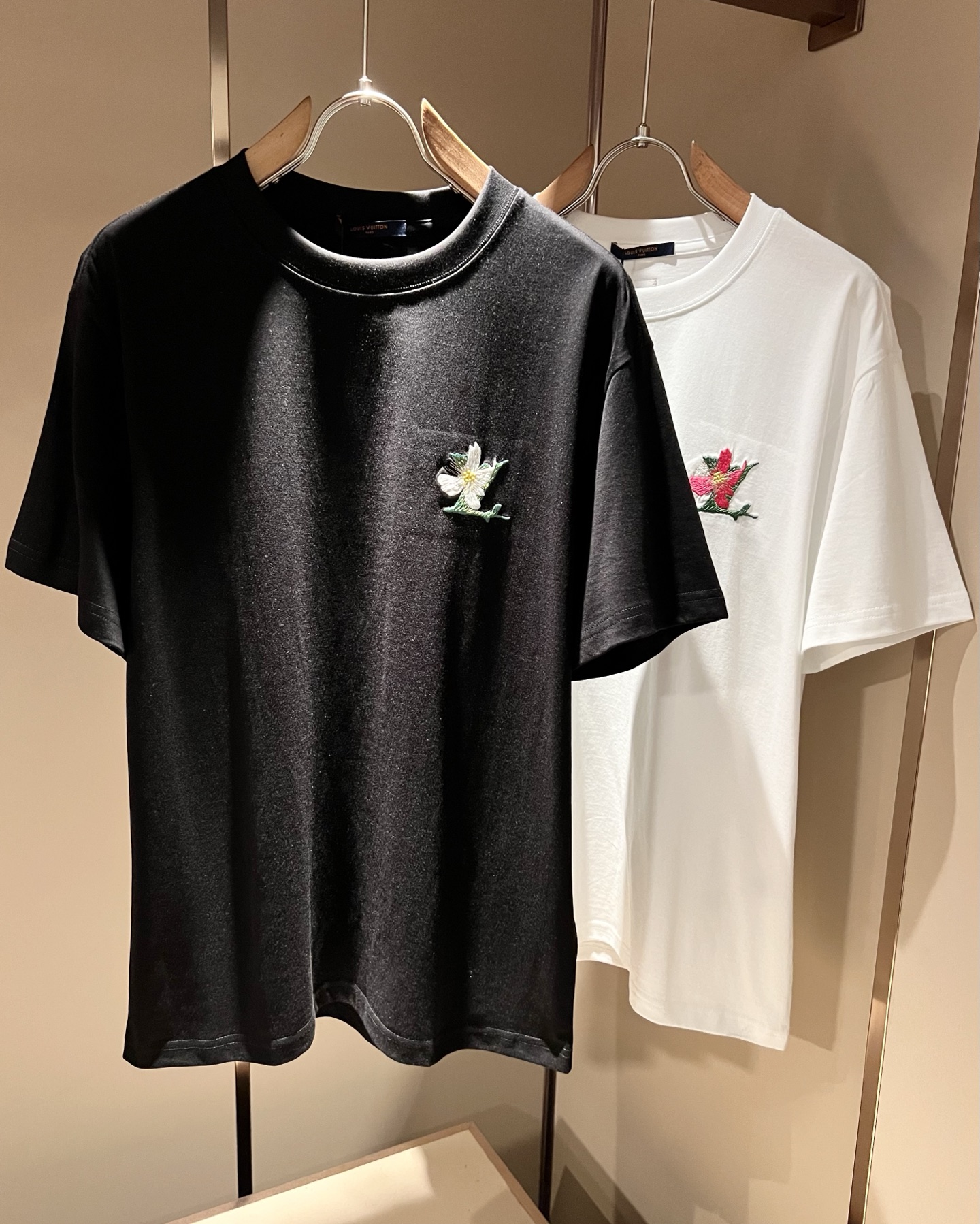 NO:858732,LouisVuitt* Louis*den's new 2026 spring and summer series of items are online. It is a very fashionable and avant-garde short-sleeved T-shirt for men and women, with logo embroidery and decoration!  It is different from the past and declares the design concept that the brand has inherited for many years!  Its eye-catching appeal is no less than any classic style, perfectly presenting the sense of fashion, high-end and luxury to the world!  It is made of imported 100% cotton material supplied by customers. It is a selection of high-quality pure cotton fabrics. It feels soft, waxy and delicate to the skin. The actual product will definitely exceed your imagination. It is extremely comfortable and breathable. Even if you sweat profusely, you will not feel greasy or stuffy. It maximizes sweat wicking and moisture absorption!  Size M-3XL,,louis vuitton,louis vuitton,T-shirt,tees,t-shirt,19860909LouisVuitt*路易*登 2026春夏全新系列单品上线,非常时髦前卫的一款男女同款短袖T恤,标识logo图案刺绣修饰！区别于以往的不同,宣示品牌传承多年的设计理念！其吸睛度完全不亚于任何经典款式,将时髦高级感与奢华感完美呈现在世人眼前！客供进口全棉材质制成,精选优质纯棉面料,触感软糯亲肤细腻,实物到手绝对超乎你的想象,贴身无比舒适透气,即便是汗流浃背也不会有腻身及闷热感可言,将排汗吸湿性发挥到了极致！尺码M-3XL,,louis vuitton,louis vuitton,T-shirt,tees，t-shirt,,Men's clothing