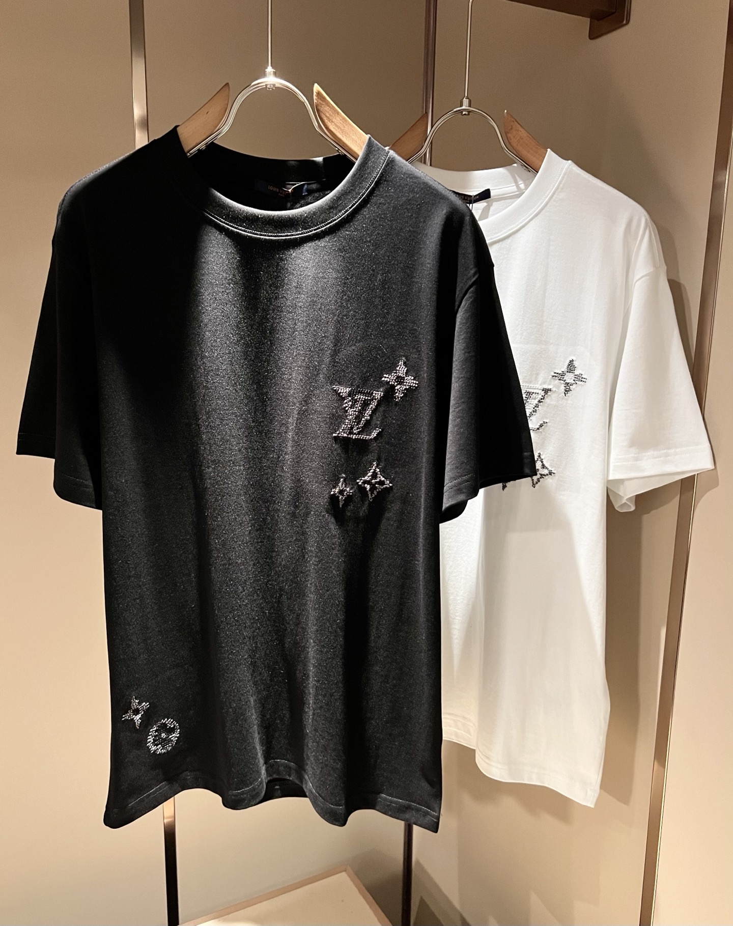 NO:858754,LouisVuitt* Louis*den's new 2026 spring and summer series of items are online. It is a very fashionable and avant-garde short-sleeved T-shirt for men and women, with logo embroidery and decoration!  It is different from the past and declares the design concept that the brand has inherited for many years!  Its eye-catching appeal is no less than any classic style, perfectly presenting the sense of fashion, high-end and luxury to the world!  It is made of imported 100% cotton material supplied by customers. It is a selection of high-quality pure cotton fabrics. It feels soft, waxy and delicate to the skin. The actual product will definitely exceed your imagination. It is extremely comfortable and breathable. Even if you sweat profusely, you will not feel greasy or stuffy. It maximizes sweat wicking and moisture absorption!  Size M-3XL,,louis vuitton,louis vuitton,T-shirt,tees,t-shirt,19860909LouisVuitt*路易*登 2026春夏全新系列单品上线,非常时髦前卫的一款男女同款短袖T恤,标识logo图案刺绣修饰！区别于以往的不同,宣示品牌传承多年的设计理念！其吸睛度完全不亚于任何经典款式,将时髦高级感与奢华感完美呈现在世人眼前！客供进口全棉材质制成,精选优质纯棉面料,触感软糯亲肤细腻,实物到手绝对超乎你的想象,贴身无比舒适透气,即便是汗流浃背也不会有腻身及闷热感可言,将排汗吸湿性发挥到了极致！尺码M-3XL,,louis vuitton,louis vuitton,T-shirt,tees，t-shirt,,Men's clothing