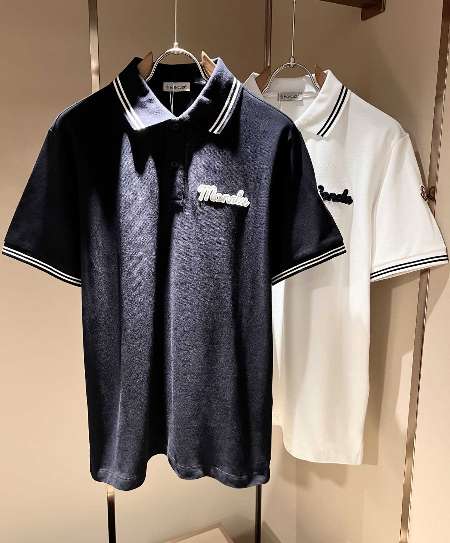 NO:858699,MON Meng**kou 2026 spring and summer new men's original men's short-sleeved POLO shirts, products from trading companies, are on sale simultaneously on the official website!  This type of basic item must appear every season. It is supplied with imported pique cotton, which has both comfort and breathability. It has perfect overall visual value and is decorated with logo embroidery!  A highly wearable item!  Standard cut, comfortable stretch, unrestricted movement!  The design of the lapels not only meets the needs of simple style, but also has strong practicality and high-end atmosphere!  Universal and versatile style. Sizes M-2XL, T-shirt,19860909MON蒙**口2026春夏新款男士原单男士短袖POLO衫,贸易公司货,官网同步发售！此类型的基础单品是每季必出现的,客供进口珠地棉,舒适性与透气性兼备,整体视觉值满分,标志logo刺绣修饰！穿搭率极高的单品！版型剪裁标准,伸展舒适,运动无拘束！翻领的设计在满足简约的风格上的需求同时,实穿性强,高端大气上档次！ 万能百搭款.尺码M-2XL,,T-shirt,,Men's clothing