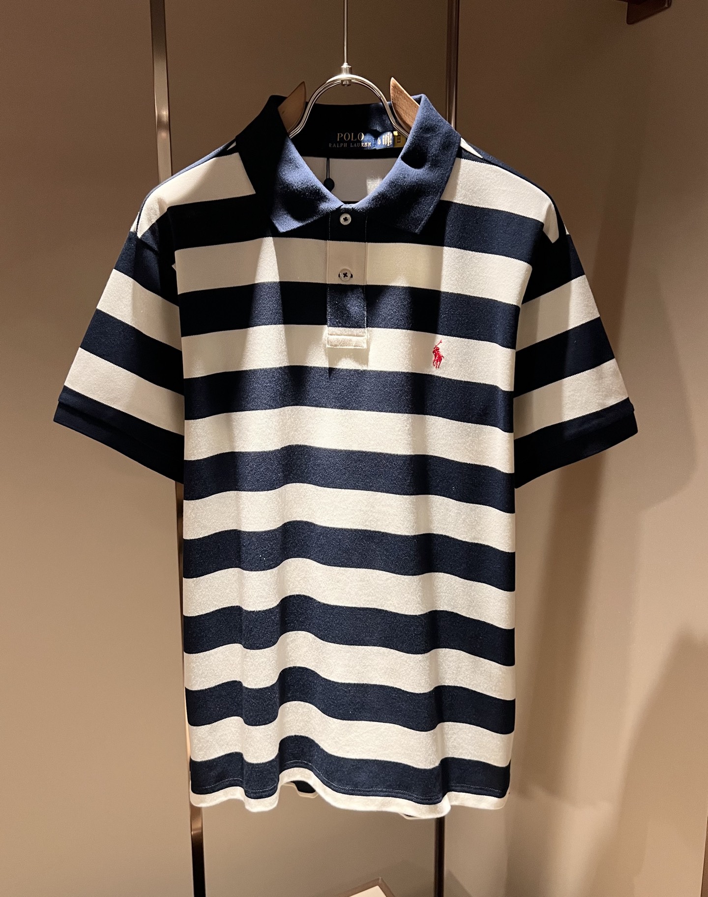 NO:858721,Paul POLOSPORT 2026 spring and summer new men's short-sleeved T-shirt, simple solid color fashion, many design masters have an inseparable feeling for solid colors. This is a tribute to tradition, but also a nostalgia for the mood~ In fact, the nostalgia of the design also determines the tone of the work. The work I want to talk about today is a new work brought by~~ It can be said to be a business or leisure style work. Simple iconic logo embroidery design on the chest!  The exquisite workmanship is worthy of careful consideration. It can be said that it is an extremely accurate setting of simple style. A simple and casual tone is very accurate. The imported pure cotton fabric is soft and comfortable. The workmanship is impeccable. It is not monotonous and looks more high-end. It originally exudes a fashionable temperament. Coupled with its soft and comfortable fabric, the wearing experience of the whole piece is taken to a higher level~ The control of style and tone is very accurate!  !  The first choice for shopping~~ Exclusive on the entire network, sizes M-2XL, T-shirt, tees, t-shirt,19860909保罗POLOSPORT 2026春夏新款男士短袖T恤,简约纯色时尚款不乏有许多设计大咖们都对于纯色都有着难以割舍的情怀.这是一种对于传统的致敬,也是一种对于情调的怀旧~其实,设计的怀旧感很大部分也决定了作品的基调.今天要说的这件作品,就是由带来的新作~~可以说是一件可商务可休闲的风格作品.胸前简单标志性logo刺绣设计！精致的做工值得细品,可以说是一次极为准确的简洁风定调.一种简洁&休闲的基调已经十分准确了.进口纯棉面料,质地柔软舒适.做工无可挑剔.不单调的同时更显高端.本来散发的就是一种时尚的气质,再加上其柔软舒适的面料,整件作品的穿搭体验,更上一层楼~对于风格的把控以及基调的石锤,更是非常只准确！！剁手首选好吧~~全网独家,尺码M-2XL,,T-shirt,tees，t-shirt,,Men's clothing