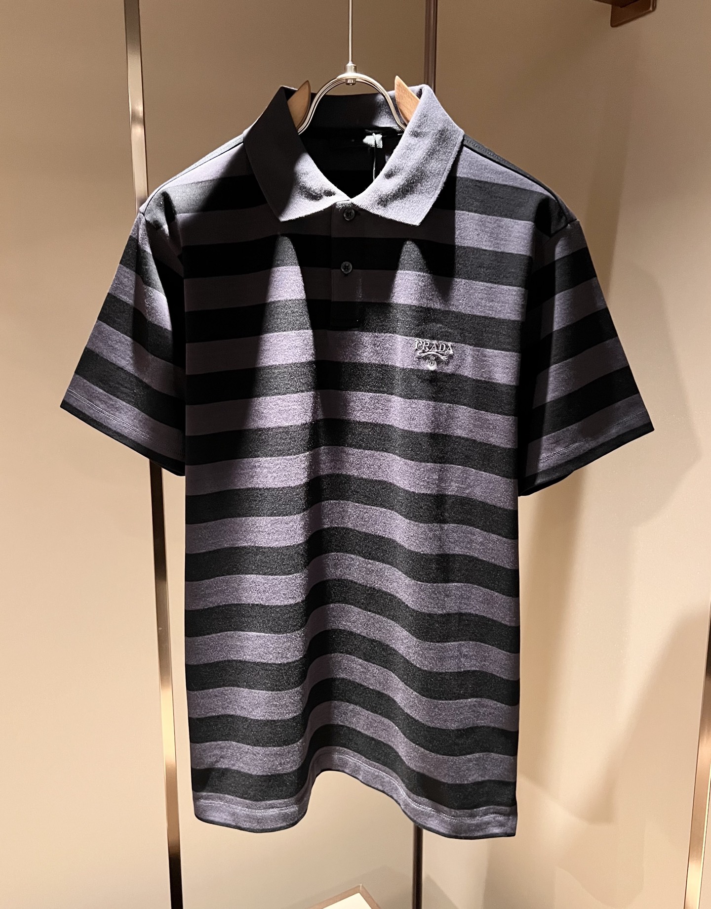 NO:858743,Prad*P*DA 2026 spring and summer new short-sleeved Polo shirt with classic elements, classic and elegant style, can be worn for ten years and still popular, you must collect a few pieces, rare and exquisite style, you must collect it!  A piece of good taste!  It is so important that no matter what season it is, it is 100% imported top quality pique cotton!  Fine weave!  solid!  Recognized as one of the best cottons in the world!  The feel and texture are perfect! Logo embroidery design on the chest!  Perfectly enriching everyone’s visual sense!  Make you feel clean and neat!  Fashionable and good-looking!  !  Wearing this short-sleeved shirt from Prada, you will know what the world is worth!  PRADA has always been the quality life pursued by European aristocrats and upper-class people. This simple casual and versatile T-shirt is a personal luxury item with fashionable colors. Luxurious materials and rigorous craftsmanship are the main tools for PRADA fans. The flat and stylish round neck, the version is warm and comfortable, easy to wear and match, with its own accent and handsomeness, it is truly a one-piece that conquers the world!  The brand's design details are very exquisite, and the upper body is light and stylish. You must buy the latest T-shirts every season. In the face of this kind of consumables, it directly saves you the trouble of dressing when going out. There are many letter T-shirts on the market, but this one is rare. The streamlined tailoring and light casual literary temperament give you a perfect look in spring. Anyone who pursues fashion may wish to try it!  Size M-2XL,,prada,prada,T-shirt,tees,t-shirt,19860909Prad*普*达 2026春夏季新款经典元素短袖Polo衫,经典大方的款式,可以穿十年都还是流行的那种,你一定要收藏几件,难得精致极致的款,你一定要收！好品味的一件！重要到哪个季节都绕不开它百分百进口顶级珠地棉！织法精细！结实！世界公认最好的棉之一！手感质感都极完美! 胸口logo图案刺绣设计！完美的丰富大家的视觉感！让你感觉干净利落！时尚又好看！！穿上普拉达的这款短袖,才知道什么是人间太值得！PRADA一直都是欧洲贵族和上流社会雅士追求的品质生活这款简易休闲百搭T恤更是穿出个人奢侈的单品色彩时尚 奢侈的材质和严谨的工艺是PRADA圈粉的主要利器平整有型的圆领,版型温暖舒适好穿又好搭,自带腔调和帅气,真正的一款打天下！品牌的设计细节十分考究,上身轻便有型,每季都要入手最新的T恤,面对这种消耗品,直接省了你出门穿搭的烦恼,市面上的字母T恤有很多,但这款还很难得一见了,信手拈来的流线剪裁,淡淡的休闲文艺气质,给足春日的排面,每个对时髦度有追求的你,都不妨上身一试！尺码M-2XL,,prada,prada,T-shirt,tees，t-shirt,,Men's clothing