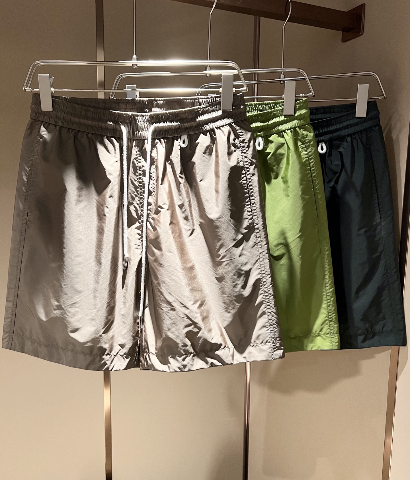 NO:858766,Moncler Mengjia's 2026 spring and summer men's and women's latest trade order casual shorts for couples!  Full condition!  !  Internet celebrity model!  The trouser legs are designed with logo badges!  The upper body is comfortable and breathable, not stiff, and has a rich three-dimensional feel overall. Quality export order, customized exclusive polyester fiber fabric tailoring, to meet the simple needs of commuters for dressing. The upper body effect is very good, slimming, and not picky about the figure. The fabric workmanship is impeccable, and the original custom-made hardware and accessories design!  Only with good craftsmanship and good fabrics can you wear a good-looking item. It is a must-have item for everyone!  Size M-3XL,,shorts,19860909Moncler蒙家 2026春夏男女同款情侣款最新的贸易订单休闲短裤！全品相！！网红款！裤腿采用logo徽章设计！上身舒适透气,不僵硬,整体有着丰富的立体感,品质出口订单,定制专属聚酯纤维面料剪裁,满足通勤人们对于着装的简约需求,上身效果很好,显瘦,不挑剔身材.面料做工....无可挑剔,定制原版五金辅料设计！好工艺好面料才能穿出好品味一款,人手必备单品！尺码M-3XL,,shorts,,Men's clothing