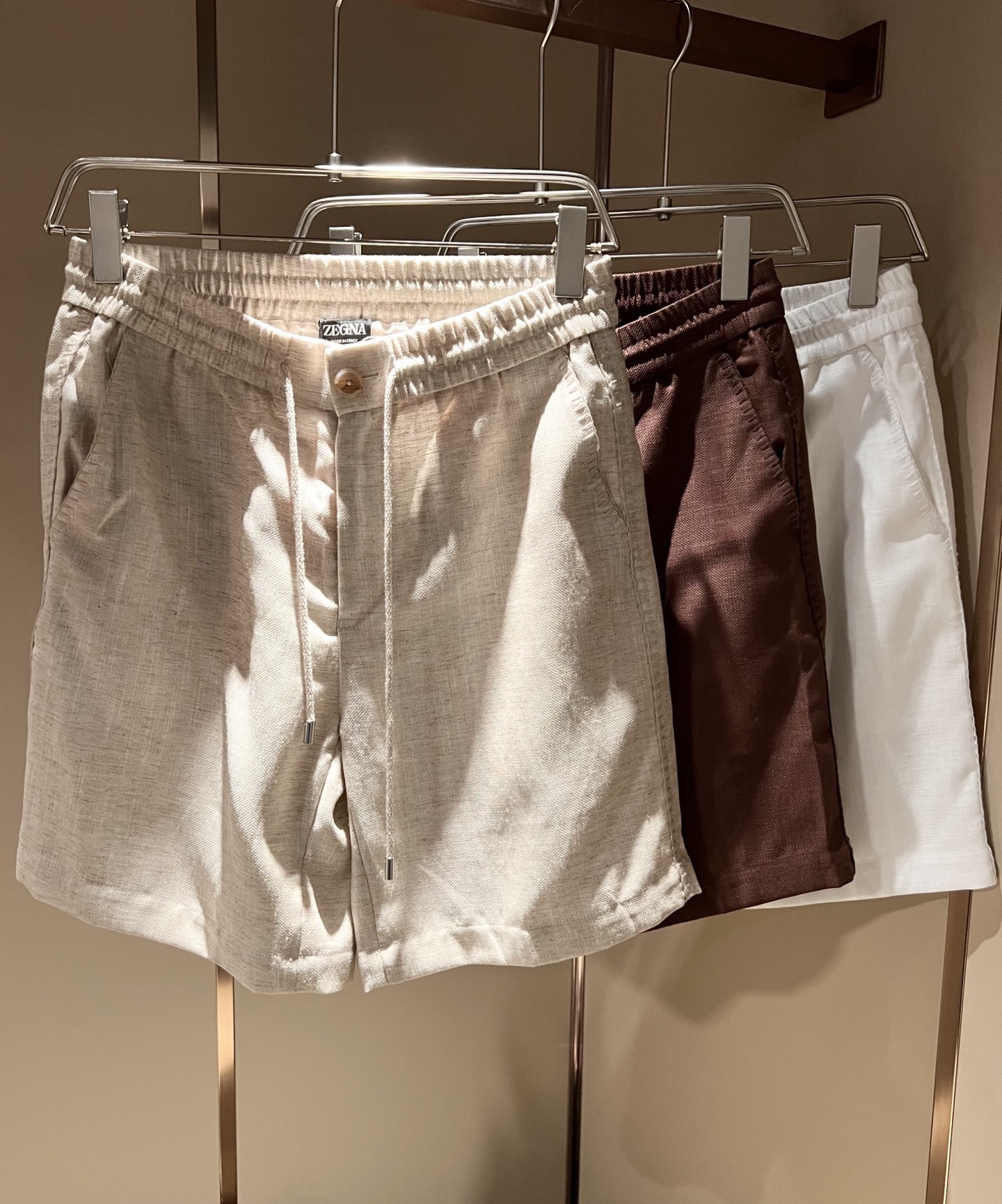 NO:858777,Ermenegildo Zeg*a 2026 spring and summer new men's casual shorts, orders from foreign trade companies!  Made of cotton and linen for customers, it is one of Zegna’s classic proprietary fabrics!  The texture is light, soft and delicate to the touch, but the shape is straight and stylish!  It adopts a multi-layer structure and the details are extremely luxurious... perfectly interpreting the high-quality appearance. Sizes M-3XL,,zegna,shorts,19860909Ermenegildo Zeg*a杰*亚 2026春夏新品男士休闲的短裤,外贸公司订单！客供棉麻材质,是杰尼亚经典的专有织物之一！ 质地轻盈、触感又柔软细腻、但型态又笔挺有型！ 采用多层结构、细节奢华极致… 完美演绎高品质品相.尺码M-3XL,,zegna,shorts,,Men's clothing
