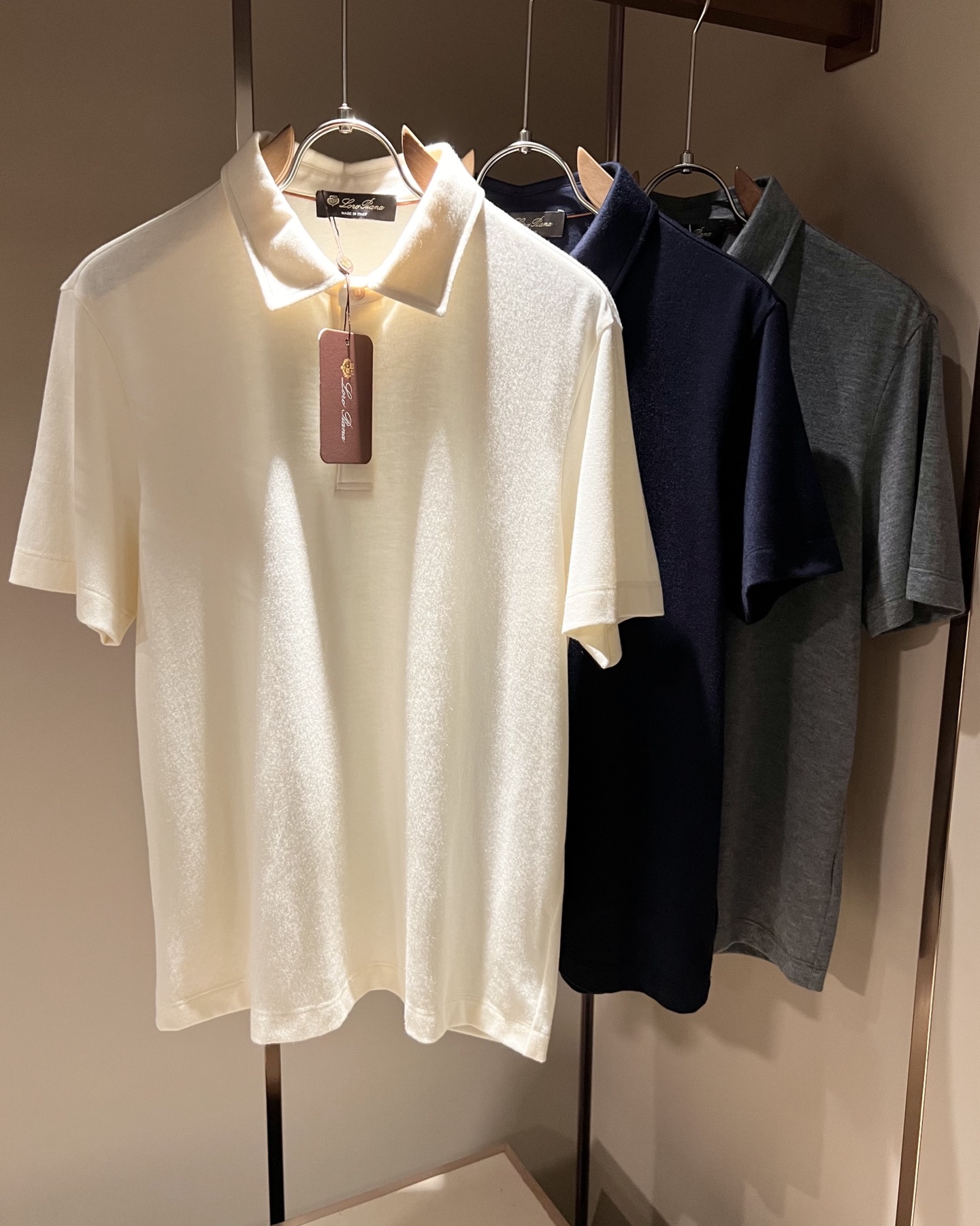 NO:858765,Loro Piana 2026 spring and summer men's latest trade order Polo short-sleeved T-shirt, all in good condition!  !  Customized pure cotton fabric!  The upper body is comfortable and breathable, not stiff, and the overall body has a rich three-dimensional feel. It is a quality export order and is customized with exclusive pure cotton fabric tailoring to meet the simple needs of commuters. The upper body effect is very good, slimming, and not picky about the figure. The fabric workmanship... is impeccable. Only good craftsmanship and good fabrics can make you wear a good taste. It is a must-have item for everyone!  Size M-4XL,,loro piana,T-shirt,tees,t-shirt,19860909Loro Piana诺悠翩雅 2026春夏男士最新的贸易订单Polo短袖T恤,全品相！！定制纯棉面料！上身舒适透气,不僵硬,整体有着丰富的立体感,品质出口订单,定制专属纯棉面料剪裁,满足通勤人们对于着装的简约需求,上身效果很好,显瘦,不挑剔身材.面料做工....无可挑剔,好工艺好面料才能穿出好品味一款,人手必备单品！尺码M-4XL,,loro piana,T-shirt,tees，t-shirt,,Men's clothing