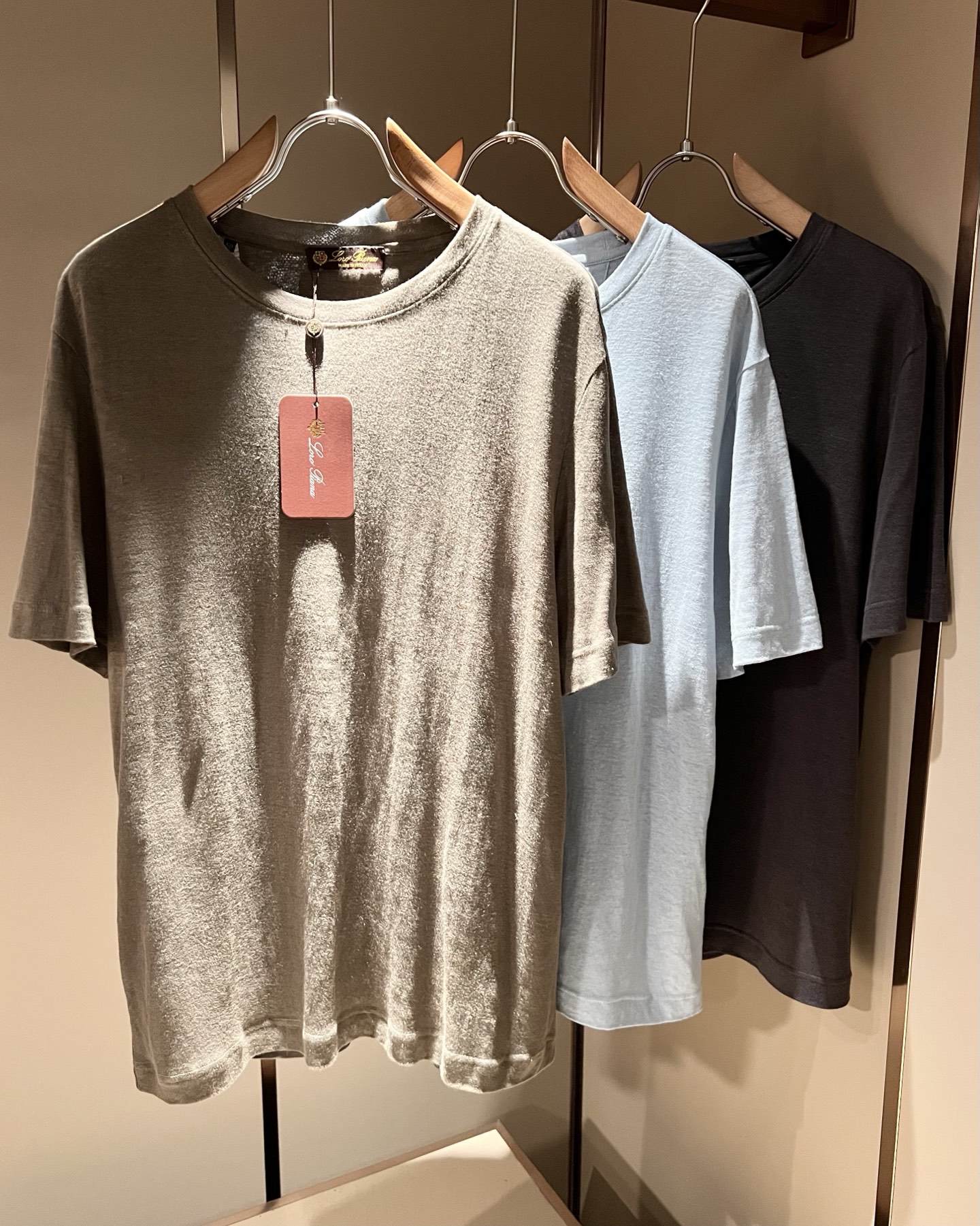 NO:858686,Loro Piana 2026 spring and summer men's latest trade order short-sleeved T-shirts, all in good condition!  !  Customized pure cotton fabric!  The upper body is comfortable and breathable, not stiff, and the overall body has a rich three-dimensional feel. It is a quality export order and is customized with exclusive pure cotton fabric tailoring to meet the simple needs of commuters. The upper body effect is very good, slimming, and not picky about the figure. The fabric workmanship... is impeccable. Only good craftsmanship and good fabrics can make you wear a good taste. It is a must-have item for everyone!  Size M-4XL,,loro piana,T-shirt,tees,t-shirt,19860909Loro Piana诺悠翩雅 2026春夏男士最新的贸易订单短袖T恤,全品相！！定制纯棉面料！上身舒适透气,不僵硬,整体有着丰富的立体感,品质出口订单,定制专属纯棉面料剪裁,满足通勤人们对于着装的简约需求,上身效果很好,显瘦,不挑剔身材.面料做工....无可挑剔,好工艺好面料才能穿出好品味一款,人手必备单品！尺码M-4XL,,loro piana,T-shirt,tees，t-shirt,,Men's clothing