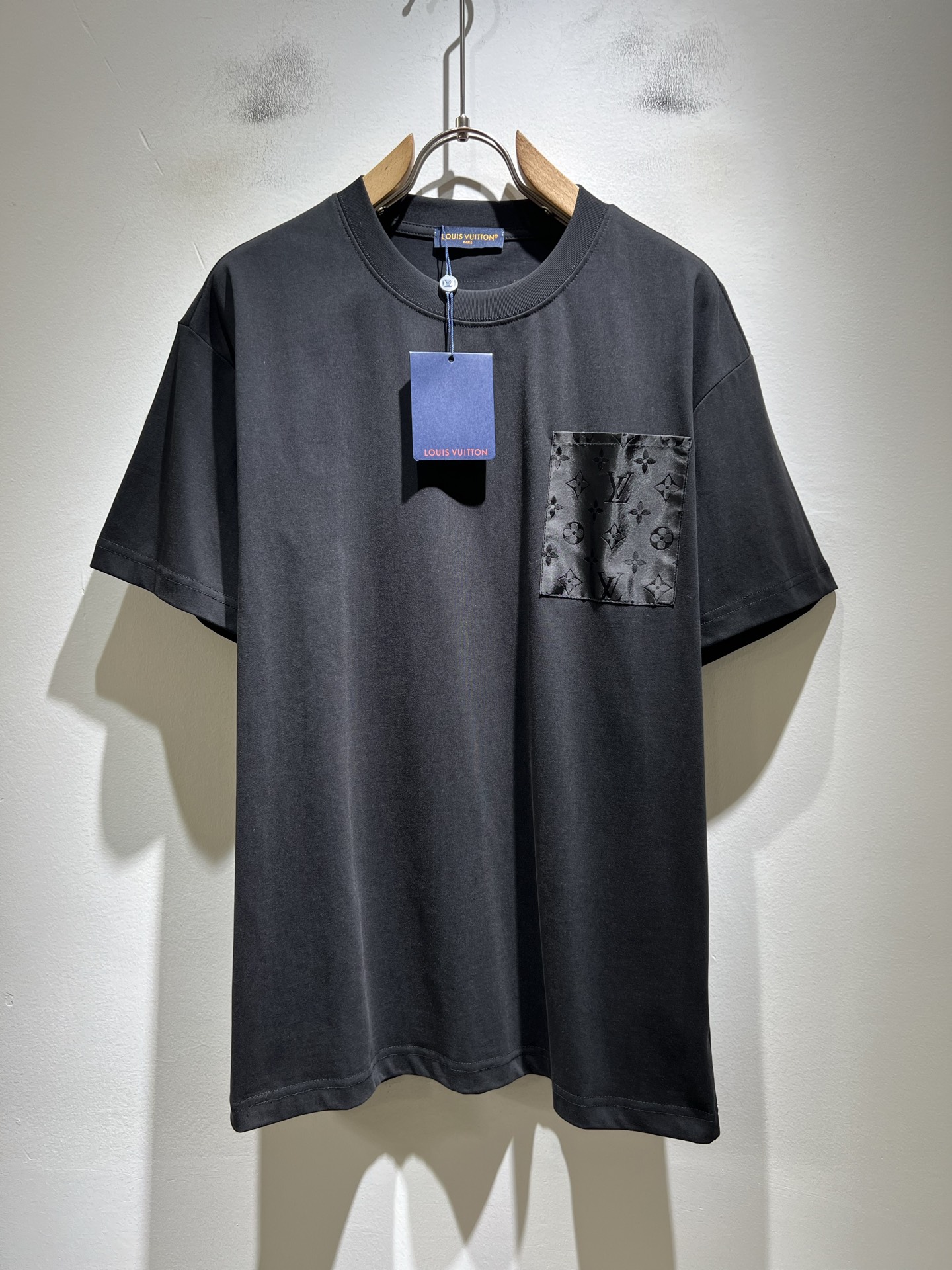 NO:858824,LouisVuitt* Louis*den's 2026 spring and summer new series of items are online. It is a very fashionable and avant-garde short-sleeved T-shirt for men and women, with logo pattern pocket modification!  It is different from the past and declares the design concept that the brand has inherited for many years!  Its eye-catching appeal is no less than any classic style, perfectly presenting the sense of fashion, high-end and luxury to the world!  It is made of imported 100% cotton material supplied by customers. It is a selection of high-quality pure cotton fabrics. It feels soft, waxy and delicate to the skin. The actual product will definitely exceed your imagination. It is extremely comfortable and breathable. Even if you sweat profusely, you will not feel greasy or stuffy. It maximizes sweat wicking and moisture absorption!  Size M-2XL,,louis vuitton,louis vuitton,T-shirt,tees,t-shirt,19860909LouisVuitt*路易*登 2026春夏全新系列单品上线,非常时髦前卫的一款男女同款短袖T恤,标识logo图案口袋修饰！区别于以往的不同,宣示品牌传承多年的设计理念！其吸睛度完全不亚于任何经典款式,将时髦高级感与奢华感完美呈现在世人眼前！客供进口全棉材质制成,精选优质纯棉面料,触感软糯亲肤细腻,实物到手绝对超乎你的想象,贴身无比舒适透气,即便是汗流浃背也不会有腻身及闷热感可言,将排汗吸湿性发挥到了极致！尺码M-2XL,,louis vuitton,louis vuitton,T-shirt,tees，t-shirt,,Men's clothing