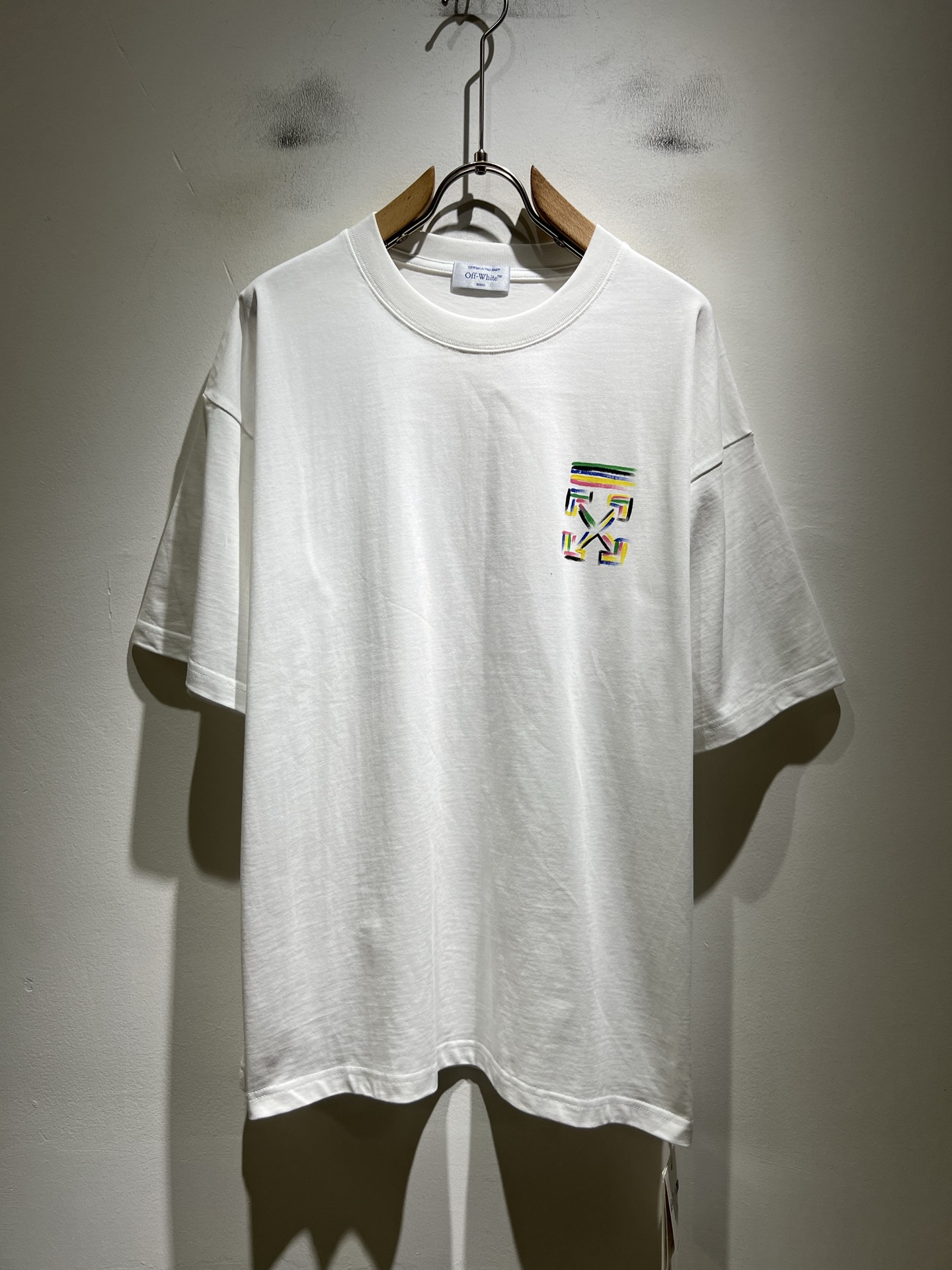 NO:858868,OFF WHITE 2026 new spring and summer short-sleeved T-shirts for men and women, original order from Italy, a representative and standard product, a product worth buying for all fans!  Authentic Italian channel order, F high luxury popular product, a very hot item at the moment, with iconic logo printing on the front and back!  High-end goods worth keeping for yourself and giving away!  The series of style items are trendy and good-looking, full of trendy atmosphere, extremely high-grade and standard, and use a very classic two-color combination, which gives people a strong visual impact and a high degree of recognition. It is made of top-grade exclusive pure cotton fabrics, feels soft, delicate and comfortable, and the appearance is quite advanced and classy!  It perfectly interprets the charm of the brand and leaves a deep impression on people. It is more fashionable and charming, and the upper body is simple, elegant and fashionable, and there is no pressure to wear it!  Wear it alone or paired with it, it’s a beautiful sight that can’t be ignored!  Size S-XL,,off white,T-shirt,tees,t-shirt,19860909OFF WHITE 2026春夏新款男女同款短袖T恤,意大利原厂订单,代表性十足,规格感十足的精品,所有粉丝都值得抢购的精品！纯正意代渠道订单,F高奢人气爆款产物,当下十分火爆的单品,前后标志性logo印花修饰！值得自留和送人的高端货！系列款式单品,新潮又好看,潮流气息感十足,档次规格感极高,并且采用十分经典的双色搭配,给人的视觉冲击感相当强烈,有着极高的辨识度,顶级专属纯棉面料,打造,触感柔软细腻舒适,品相相当高级有档次！完美诠释品牌魅力,给人留下深刻印象.更具时尚与韵味,上身简约大方时尚,对于穿搭更是毫无压力！单穿内搭都极有味道,不可忽视的靓丽风景线！ 尺码S-XL,,off white,T-shirt,tees，t-shirt,,Men's clothing