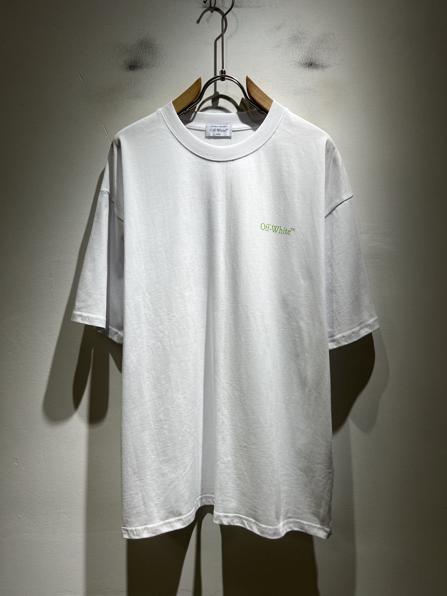 NO:858916,OFF WHITE 2026 new spring and summer short-sleeved T-shirts for men and women, original order from Italy, a representative and standard product, a product worth buying for all fans!  Authentic Italian channel order, F high luxury popular product, a very hot item at the moment, with iconic logo decoration on the front and back!  High-end goods worth keeping for yourself and giving away!  The series of style items are trendy and good-looking, full of trendy atmosphere, extremely high-grade and standard, and use a very classic two-color combination, which gives people a strong visual impact and a high degree of recognition. It is made of top-grade exclusive pure cotton fabrics, feels soft, delicate and comfortable, and the appearance is quite advanced and classy!  It perfectly interprets the charm of the brand and leaves a deep impression on people. It is more fashionable and charming, and the upper body is simple, elegant and fashionable, and there is no pressure to wear it!  Wear it alone or paired with it, it’s a beautiful sight that can’t be ignored!  Size S-XL,,off white,T-shirt,tees,t-shirt,19860909OFF WHITE 2026春夏新款男女同款短袖T恤,意大利原厂订单,代表性十足,规格感十足的精品,所有粉丝都值得抢购的精品！纯正意代渠道订单,F高奢人气爆款产物,当下十分火爆的单品,前后标志性logo修饰！值得自留和送人的高端货！系列款式单品,新潮又好看,潮流气息感十足,档次规格感极高,并且采用十分经典的双色搭配,给人的视觉冲击感相当强烈,有着极高的辨识度,顶级专属纯棉面料,打造,触感柔软细腻舒适,品相相当高级有档次！完美诠释品牌魅力,给人留下深刻印象.更具时尚与韵味,上身简约大方时尚,对于穿搭更是毫无压力！单穿内搭都极有味道,不可忽视的靓丽风景线！ 尺码S-XL,,off white,T-shirt,tees，t-shirt,,Men's clothing
