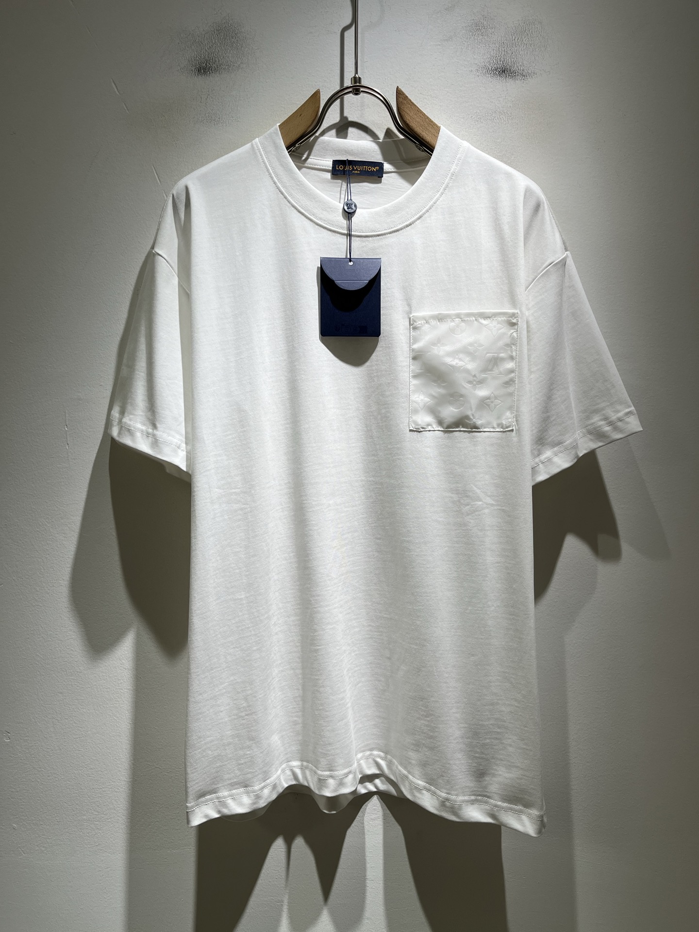 NO:858838,LouisVuitt* Louis*den's new 2026 spring and summer series of items are online, a very fashionable and avant-garde short-sleeved T-shirt for men and women, decorated with logo patterns!  It is different from the past and declares the design concept that the brand has inherited for many years!  Its eye-catching appeal is no less than any classic style, perfectly presenting the sense of fashion, high-end and luxury to the world!  It is made of imported 100% cotton material supplied by customers. It is a selection of high-quality pure cotton fabrics. It feels soft, waxy and delicate to the skin. The actual product will definitely exceed your imagination. It is extremely comfortable and breathable. Even if you sweat profusely, you will not feel greasy or stuffy. It maximizes sweat wicking and moisture absorption!  Size M-2XL,,louis vuitton,louis vuitton,T-shirt,tees,t-shirt,19860909LouisVuitt*路易*登 2026春夏全新系列单品上线,非常时髦前卫的一款男女同款短袖T恤,标识logo图案修饰！区别于以往的不同,宣示品牌传承多年的设计理念！其吸睛度完全不亚于任何经典款式,将时髦高级感与奢华感完美呈现在世人眼前！客供进口全棉材质制成,精选优质纯棉面料,触感软糯亲肤细腻,实物到手绝对超乎你的想象,贴身无比舒适透气,即便是汗流浃背也不会有腻身及闷热感可言,将排汗吸湿性发挥到了极致！尺码M-2XL,,louis vuitton,louis vuitton,T-shirt,tees，t-shirt,,Men's clothing
