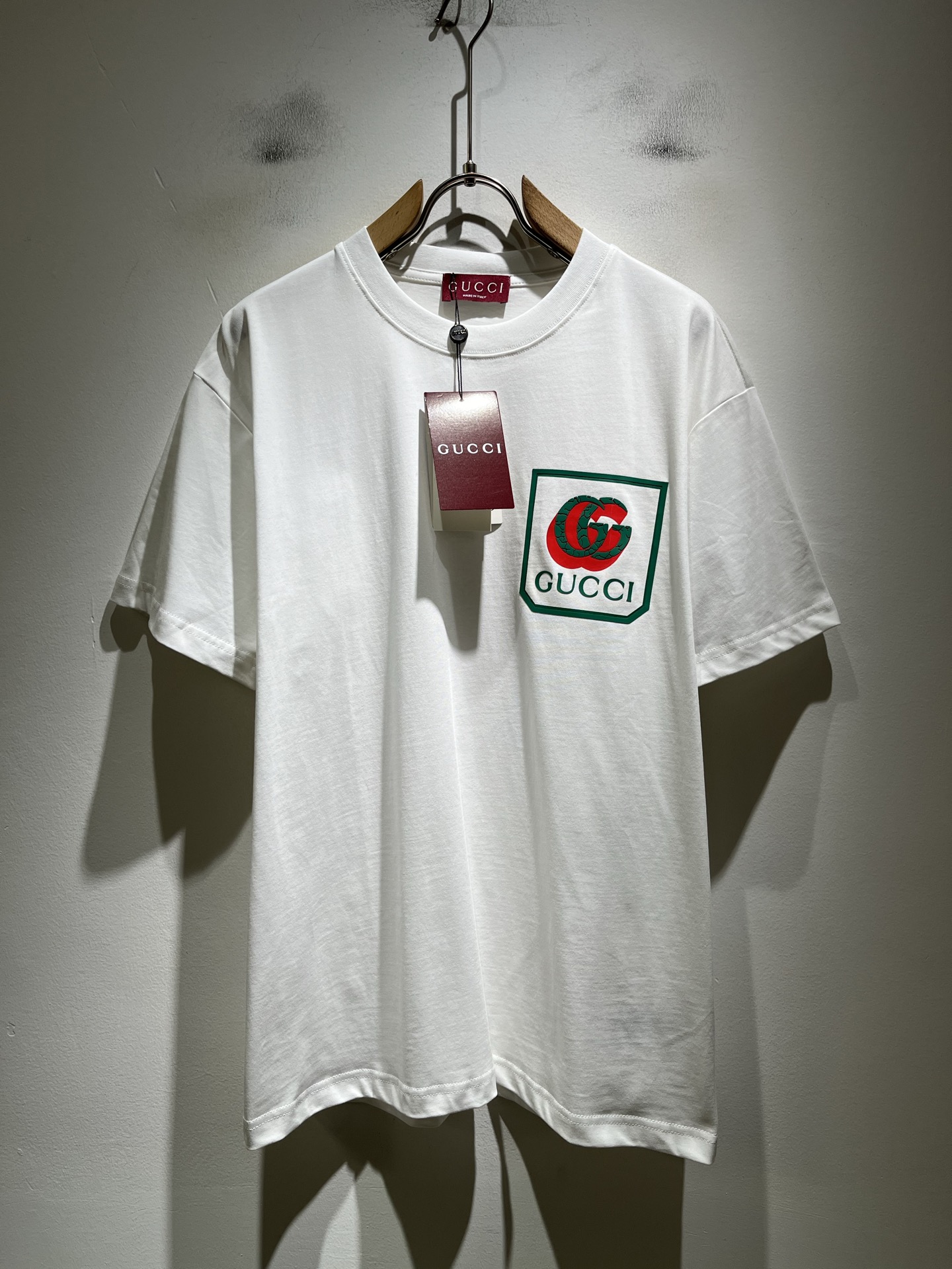 NO:858865,Gucc*Gujia 2026 spring and summer new casual loose cotton round neck short-sleeved T-shirt for gay couples!  Trading company channels are rare and available on the official website simultaneously!  The latest 2026 spring and summer series, classic fashion design elements, inject full vitality into the new series. This T-shirt is made of carefully selected imported cotton fabrics supplied by customers. The fabric feels skin-friendly, soft and delicate, and the body has a laminated logo design!  It has an extremely comfortable and breathable wearing experience. The whole piece is very eye-catching and fashionable, and is deeply loved by young people today!  Basic loose round neck cut, unisex style regardless of age and gender, suitable for matching all styles and looks you need in daily life!  It is recommended to wear couple outfits when going out on the street, it will be more eye-catching!  Size M-2XL,,gucci,gucci,T-shirt,tees,t-shirt,19860909Gucc*古家 2026春夏新款男女同情侣款休闲宽松棉质圆领短袖T恤衫！贸易公司渠道稀出,同步官网发售 ！ 2026春夏最新系列,经典时尚设计元素,为全新系列注入满满活力,这款T恤衫用心甄选客供进口棉面料制成,面料手感亲肤柔软细腻,衣身logo压胶设计！拥有着无比舒适透气性的穿着体验,整件单品极具吸睛度与时尚感,深受当下年轻人的喜爱！基础宽松的圆领版型裁剪,不分年龄与性别的中性款式,适合搭配你日常所需的所有风格与造型！建议搭配情侣装出街会更为养眼出色！尺码M-2XL,,gucci,gucci,T-shirt,tees，t-shirt,,Men's clothing