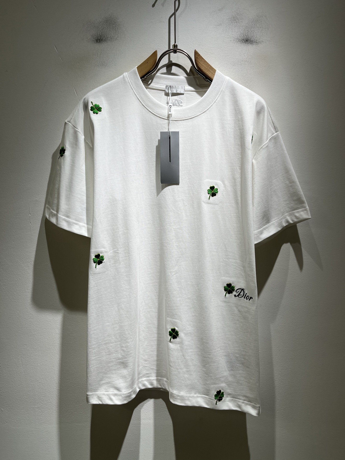 NO:858905,Dio*Dijia's new 2026 spring and summer short-sleeved T-shirts for men and women are on sale simultaneously at counters!  Customized exclusive pure cotton fabric, customized original craft thread, and embroidery craft design of logo pattern on the chest!  Simple and elegant, easy to match and versatile, extremely high-grade, perfectly integrated into fashion and style, it is a top-notch fashionable style that is perfect for outer wear!  The whole thing gives people a natural feeling!  The ultimate classic versatile short-sleeved T-shirt, designed with the latest three-dimensional letter logo embroidery elements!  The ultimate heavy work, the ultimate perfection!  Fans who pursue high quality should rush to buy it by themselves, and we sincerely invite all fans who know the goods to appreciate this model together!  !  Color Black White Size M-2XL,,dior,dior,T-shirt,tees,t-shirt,19860909Dio*迪家 2026春夏新款男女同款短袖T恤,专柜同步发售！定制专属纯棉棉面料,定制原版工艺螺纹,胸前logo图案刺绣工艺设计！简约大方,从容百搭,档次极高,完美融入时尚还有风情感一款完美符合外穿的顶尖时髦气质款！整体给人浑然天成的感觉！极致经典的百搭型短袖T恤,采用最新的立体字母logo刺绣元素设计！极致的重工极致的完美！追求高品质的粉丝们请自行抢购,诚邀所有识货的粉丝一同鉴赏此款！！颜色黑色 白色 尺码M-2XL,,dior,dior,T-shirt,tees，t-shirt,,Men's clothing