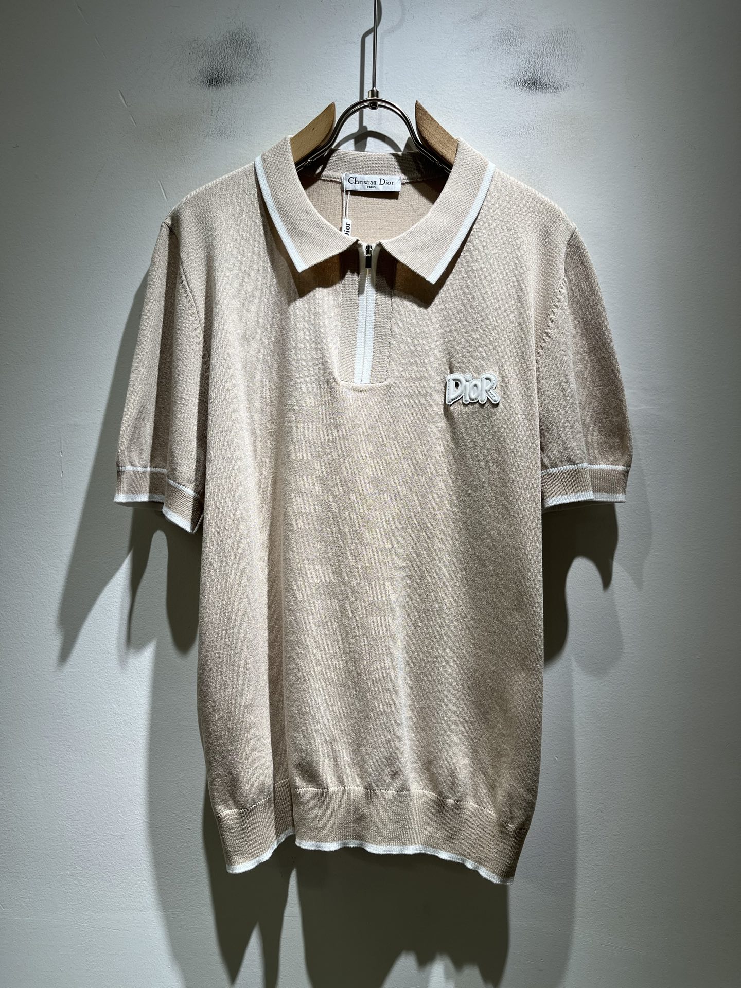 NO:858810,Dio*Dijia's new 2026 spring and summer knitted short-sleeved T-shirts for men and women are on sale simultaneously at counters!  Customized exclusive knitted original fabric!  Designed with logo badge technology!  Simple and elegant, easy to match and versatile, extremely high-grade, perfectly integrated into fashion and style, a top-notch fashionable style that is perfect for outer wear!  The whole thing gives people a natural feeling!  The ultimate classic versatile short-sleeved T-shirt, using the latest three-dimensional letter logo pattern badge design!  The ultimate heavy work, the ultimate perfection!  Fans who pursue high quality should rush to buy it by themselves, and we sincerely invite all fans who know the goods to appreciate this model together!  !  Size M-3XL,,dior,dior,T-shirt,tees,t-shirt,19860909Dio*迪家 2026春夏新款男女同款针织短袖T恤,专柜同步发售！定制专属针织原版面料！采用logo徽章工艺设计！简约特大方,从容百搭,档次极高,完美融入时尚还有风情感一款完美符合外穿的顶尖时髦气质款！整体给人浑然天成的感觉！极致经典的百搭型短袖T恤,采用最新的立体字母logo图案徽章设计！极致的重工极致的完美！追求高品质的粉丝们请自行抢购,诚邀所有识货的粉丝一同鉴赏此款！！尺码M-3XL,,dior,dior,T-shirt,tees，t-shirt,,Men's clothing