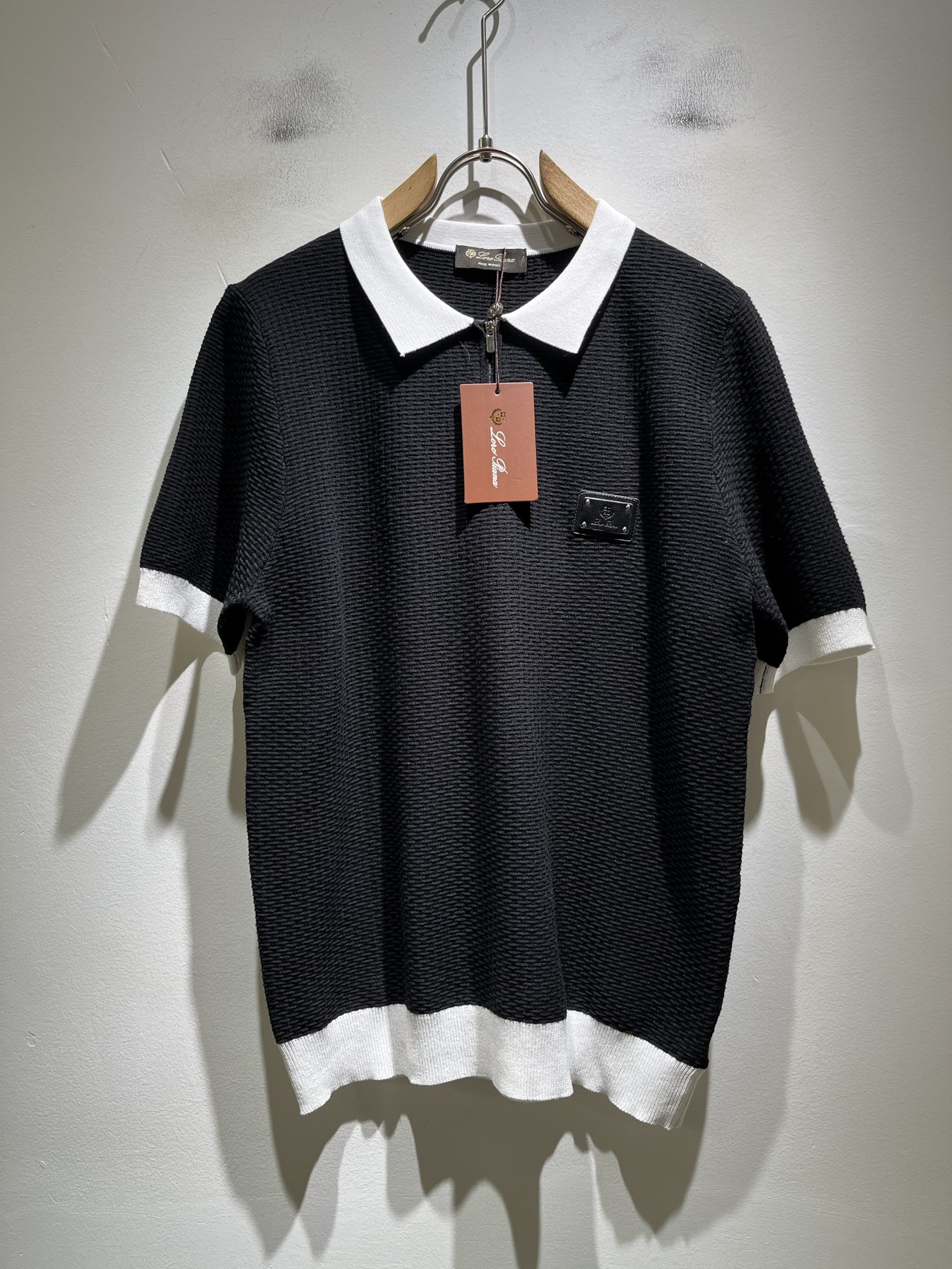 NO:858851,Loro Piana 2026 spring and summer men's latest trade order lapel knitted short-sleeved T-shirt, all in good condition!  !  The upper body is comfortable and breathable, not stiff, and the overall body has a rich three-dimensional sense. Quality export order, leather logo pattern design on the chest!  The tailoring of exclusive knitted fabrics meets the simple needs of commuters. The upper body effect is very good, slimming, and not picky about the figure. The workmanship of the fabric... is impeccable. Only good craftsmanship and good fabrics can make you wear a good taste. It is a must-have item for everyone!  Size M-3XL,,loro piana,T-shirt,tees,t-shirt,19860909Loro Piana诺悠翩雅 2026春夏男士最新的贸易订单翻领针织短袖T恤,全品相！！上身舒适透气,不僵硬,整体有着丰富的立体感,品质出口订单,胸前皮革logo图案设计！定制专属针织面料剪裁,满足通勤人们对于着装的简约需求,上身效果很好,显瘦,不挑剔身材.面料做工....无可挑剔,好工艺好面料才能穿出好品味一款,人手必备单品！尺码M-3XL,,loro piana,T-shirt,tees，t-shirt,,Men's clothing