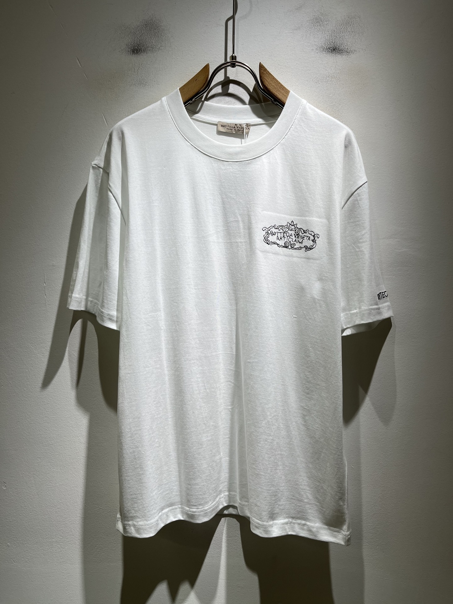 NO:858797,Bottega Vene*a 2026 spring and summer new men's short-sleeved T-shirt, this is the most awesome solid color high-quality fabric so far this year!  !  !  Logo embroidery design on the body!  These alone are enough to beat the ordinary styles on the market. BV is really going all out this year!  Botte**Veneta 2026 spring and summer series, an order from a Taiwan trading company, is also available at Lane Crawford in Hong Kong. The unique design style is simple and elegant. These days, only the original trading company dares to make many colors that can rival the counters, meeting the matching needs of all men!  !  The details are in place and are vividly reflected under natural light. You can see this at a glance when you first buy it, and it instantly improves the texture of the clothes. And the fabric of this dress took 6 months!  !  !  Size M-3XL,,bottega veneta,bottega veneta,T-shirt,tees,t-shirt,19860909BottegaVene*a宝*嘉 2026春夏新款男士短袖T恤,这是今年目前为止最牛批的一款纯色高品质面料！！！衣身logo图案刺绣设计！光是这些就足够吊打市面上那些一般的款式了,BV今年是真的要火力全开了！Botte**Veneta 2026春夏系列,来自台湾贸易公司的订单,香港连卡佛也有售.独特的设计风格简约大气,这年头也只有原单贸易公司才敢做出足以匹敌专柜的诸多颜色来,满足一切男士的搭配需求！！细节到位自然光下体现的淋漓尽致.这个您入手一目了然,瞬间提升了衣服的质感.并且此款衣服面料,耗时6个月！！！尺码 M-3XL,,bottega veneta,bottega veneta,T-shirt,tees，t-shirt,,Men's clothing