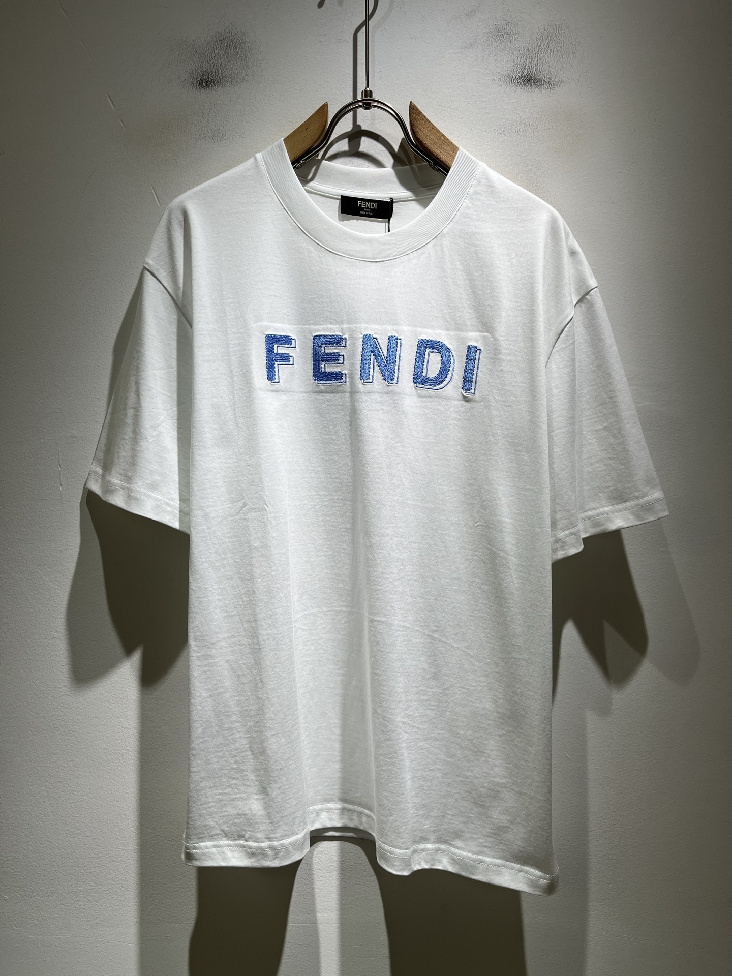 NO:858879,FEN*I Fen*di 2026 spring and summer new FD family FF short-sleeved T-shirt for men and women, versatile and extremely short-sleeved T-shirt for men and women. Italian original order, popular item of FD family, simple and solid color. It is the enduring iconic product of FD family, full of representativeness and full sense of specification. It is worth buying for all FD fans!  Pure Italian channel order, the FD family's high-end and popular product, a very popular item at the moment, with the iconic letter logo pattern embroidery decoration!  High-end goods worth keeping for yourself and giving away!  Trendy and good-looking, full of trendy atmosphere, extremely high-grade and standard, and using a very classic black and white two-color combination, which gives a strong visual impact and is highly recognizable. It is made of top-grade exclusive pure cotton fabric, feels soft, delicate and comfortable, and the appearance is quite advanced and classy!  It perfectly interprets the charm of the brand and leaves a deep impression on people. It is more fashionable and charming, and the upper body is simple, elegant and fashionable, and there is no pressure to wear it!  Wear it alone or paired with it, it’s a beautiful sight that can’t be ignored!  Size M-3XL,,fendi,dior,T-shirt,tees,t-shirt,19860909FEN*I 芬*迪2026春夏新款FD家族FF男女同款短袖T恤,男女同款百搭极简短袖.意大利原厂订单,FD家族人气单品,简约纯色系打造.FD家族经久不衰的标志性臻品,代表性十足,规格感十足的精品,所有FD粉丝都值得抢购的精品！纯正意代渠道订单,FD家族的高奢人气爆款产物,当下十分火爆的单品,标志性字母logo图案刺绣修饰！值得自留和送人的高端货！新潮又好看,潮流气息感十足,档次规格感极高,并且采用十分经典的的黑白双色搭配,给人的视觉冲击感相当强烈,有着极高的辨识度,顶级专属纯棉面料,打造,触感柔软细腻舒适,品相相当高级有档次！完美诠释品牌魅力,给人留下深刻印象.更具时尚与韵味,上身简约大方时尚,对于穿搭更是毫无压力！单穿内搭都极有味道,不可忽视的靓丽风景线！ 尺码M-3XL,,fendi,dior,T-shirt,tees，t-shirt,,Men's clothing