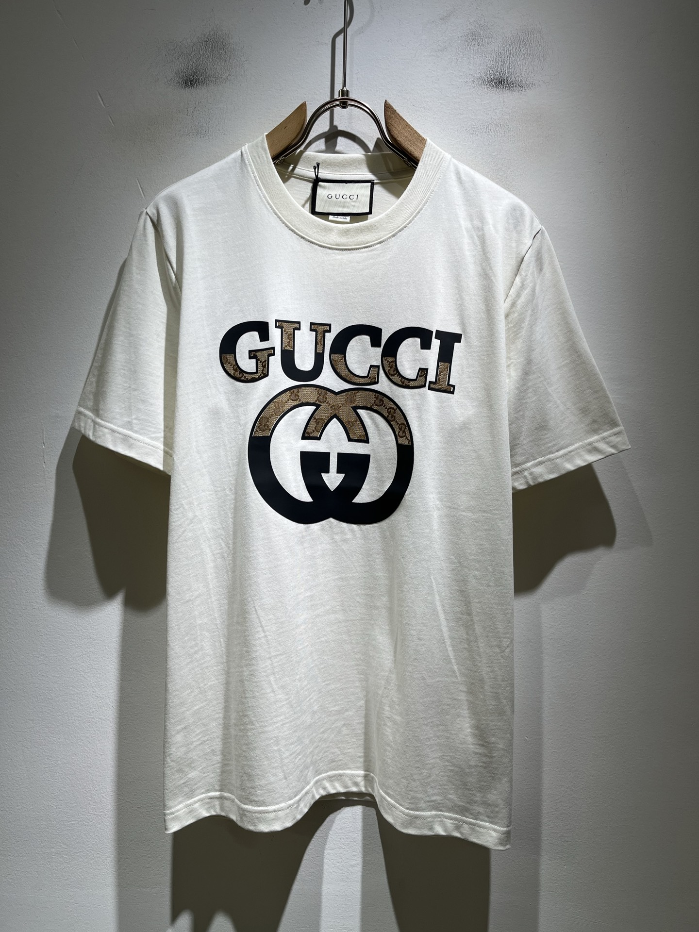 NO:858894,Gucc*Gujia 2026 spring and summer new casual loose cotton round neck short-sleeved T-shirt for gay couples!  Trading company channels are rare and available on the official website simultaneously!  The latest 2026 spring and summer series, classic fashion design elements, inject full vitality into the new series. This T-shirt is made of carefully selected imported cotton fabrics supplied by customers. The fabric feels skin-friendly, soft and delicate, and the body has a panoramic logo laminated design!  It has an extremely comfortable and breathable wearing experience. The whole piece is very eye-catching and fashionable, and is deeply loved by young people today!  Basic loose round neck cut, unisex style regardless of age and gender, suitable for matching all styles and looks you need in daily life!  It is recommended to wear couple outfits when going out on the street, it will be more eye-catching!  Size M-3XL,,gucci,gucci,T-shirt,tees,t-shirt,19860909Gucc*古家 2026春夏新款男女同情侣款休闲宽松棉质圆领短袖T恤衫！贸易公司渠道稀出,同步官网发售 ！ 2026春夏最新系列,经典时尚设计元素,为全新系列注入满满活力,这款T恤衫用心甄选客供进口棉面料制成,面料手感亲肤柔软细腻,衣身全景logo压胶设计！拥有着无比舒适透气性的穿着体验,整件单品极具吸睛度与时尚感,深受当下年轻人的喜爱！基础宽松的圆领版型裁剪,不分年龄与性别的中性款式,适合搭配你日常所需的所有风格与造型！建议搭配情侣装出街会更为养眼出色！尺码M-3XL,,gucci,gucci,T-shirt,tees，t-shirt,,Men's clothing