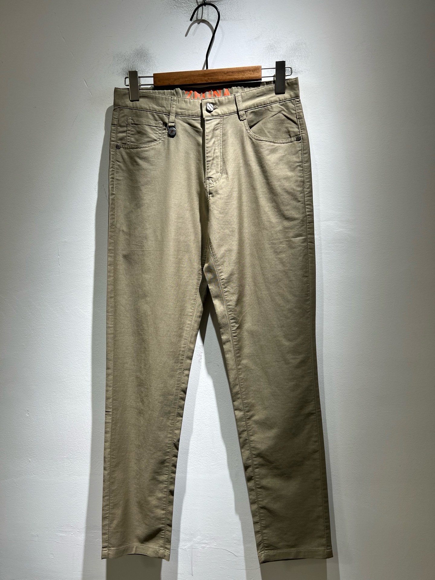NO:858786,Zegna's 2026 spring and summer new men's casual pants, the final channel product has appeared!  !  Simultaneous sales at the counter!  It is no exaggeration to say that these trousers are products from the original OEM channel, not bragging about the original OEM. They are completely products from the domestic garment OEM officially authorized by Ermenegildo Zegna!  Therefore, the quantity and size ratio are extremely scarce, so you will earn money if you grab it!  The best pantsuits ever officially unveiled!  !  !  !  !  !  Zegna products have always been one of the must-have accessories for successful business people!  The brand's high-end style and powerful aura are not easily surpassed by everyone. No matter which season the style is, it is the standard of temperament!  However, the fabric pattern is between business casual and daily wear, and the waist is decorated with a logo waistband!  Only Ermenegildo Zegna, which specializes in men's business and casual wear, can design a pair of trousers that is so suitable for the general public!  Whether you are wearing it for casual occasions or business occasions, this style can be matched just right. If you want to wear it, you must wear it well and be able to wear it with your own taste!  Pants that give yourself unlimited bonus points!  Size 29-40,,zegna,19860909Zegna 杰尼亚 2026春夏新款男士休闲裤,压轴的渠道货出现了！！柜台同步销售！ 毫不夸张的说,此款裤装是原厂代工渠道的货,并不是吹牛的原厂代工,完全是由杰尼亚官方授权的国内成衣代工厂出来的产品！所以数量跟尺码配比都极度紧缺,抢到就是赚到！最好的裤装正式揭幕！！！！！！Zegna的东西,从来都是成功商务人士的专属必备行头之一！品牌高级的格调以及自带强大的气场并不是所有人都能轻易凌驾的.无论哪季的款式都是都是气质标配！但是面料版型又介乎于商务休闲跟日常穿着之间,腰身设计logo腰牌修饰！能将一款裤装设计到如此贴合大众穿着,也就只有专注于男装商务休闲的杰尼亚了！不论您是休闲场合穿搭,或者商务场合此款都能搭配的恰到好处要穿,就必须穿好的,能穿出属于自己品味的！给自己无限加分的裤子！尺码29-40,,zegna,,Men's clothing