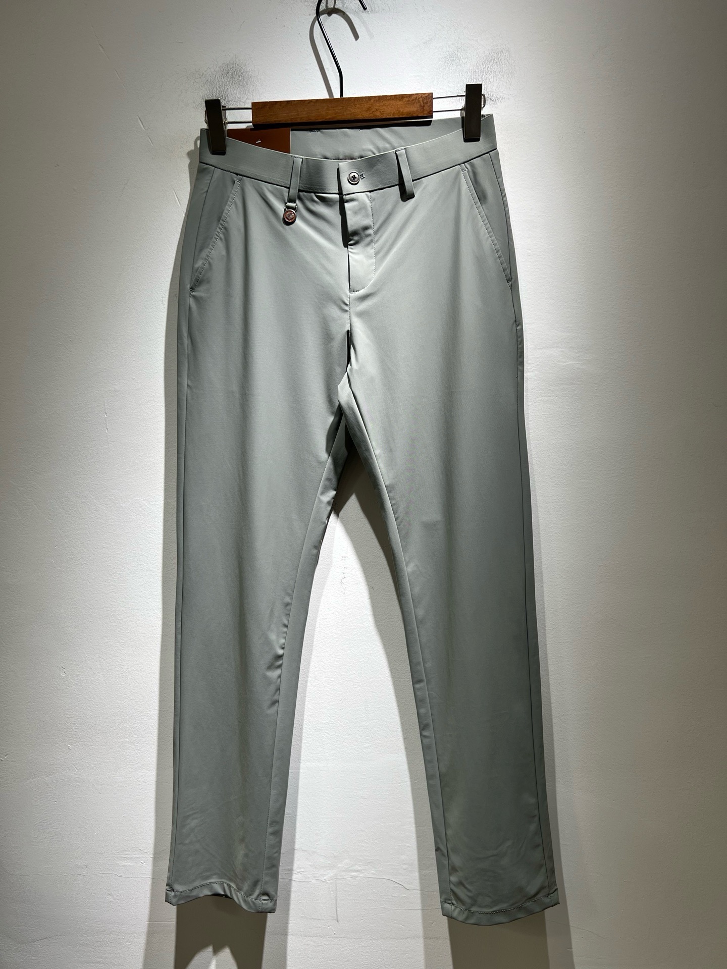 NO:858841,Loro Piana's 2026 spring and summer new men's fashion high-end casual pants, Hong Kong channel goods, original Japanese factory production, pure blood quality, perfect continuation of the essence and genes of the LP family, from the main fabric to the detailed craftsmanship, all demonstrate the quality of the ingenuity, using multiple brand elements to interpret, logo hardware design!  A soulful expression of identity!  We provide customers with high-grade imported elastic spandex fabrics, very high-end and fashionable detailed craftsmanship. The red ear cloth is made by a specific antique loom. This element represents the identity and rank of the trousers. It is worth savoring!  It is invincible in terms of matching, interpreting the versatility in place, paying attention to the details, all the accessories are supplied by foreign merchants, the tailoring is fit and slim, and the upper body butt lifting effect is excellent. It is a styling item that can only be found but not sought after!  Size 30-40 37 39,,loro piana,loro piana,19860909Loro Piana诺悠翩雅 2026春夏新品男士时装款高端休闲裤,香港洋行渠道货,日本原厂出品,纯血统品质,完美延续了LP家的精髓与基因,从主体面料到细节工艺,无不彰显出品质的匠心所在,运用多个品牌元素标识来诠释,标志logo五金设计！属于灵魂式的身份彰显！客供高级进口弹力氨纶面料,非常高级且时髦的细节工艺,赤耳布是由特定古董织布机完成,此元素代表着西裤的身份及段位,非常值得细品悦人！在搭配上所向无敌,把百搭阐释到位,细节匠心考究,辅料皆为外商客供,剪裁合体修身,上身提臀效果绝佳,可遇而不可求的造型单品！尺码30-40 37 39,,loro piana,loro piana,,Men's clothing