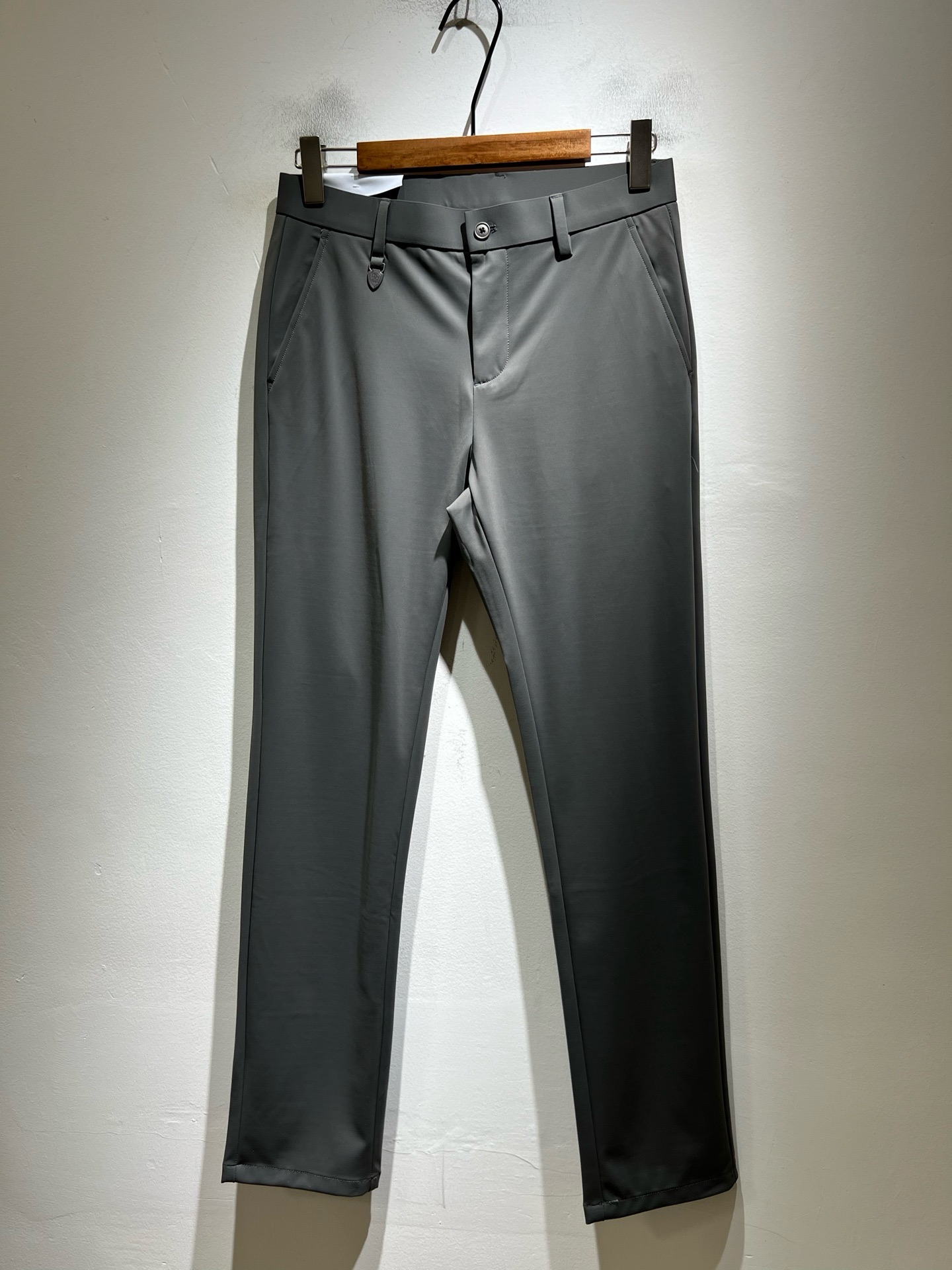 NO:858812,BC-Brunello Cucineli 2026 spring and summer new men's fashion high-end casual trousers, Hong Kong channel goods, original Japanese factory production, pure blood quality, perfect continuation of the essence and genes of the LOE* family, from the main fabric to the detailed craftsmanship, all demonstrate the ingenuity of quality, use multiple brand element logos to interpret, select precious materials to construct the hardware logo design!  A soulful expression of identity!  We provide customers with high-grade imported elastic spandex fabrics, very high-end and fashionable detailed craftsmanship, and the red ear cloth is made by a specific antique loom. This element means it is worth savoring!  It is invincible in terms of matching, interpreting the versatility in place, paying attention to the details, all the accessories are supplied by foreign merchants, the tailoring is fit and slim, and the upper body butt lifting effect is excellent. It is a styling item that can only be found but not sought after!  Size 30-40,,brunello cucinelli,loewe,19860909BC-Brunello Cucineli 2026春夏新品男士时装款高端休闲西裤,香港洋行渠道货,日本原厂出品,纯血统品质,完美延续了LOE*家的精髓与基因,从主体面料到细节工艺,无不彰显出品质的匠心所在,运用多个品牌元素标识来诠释,选取矜贵的材质构建五金logo设计！属于灵魂式的身份彰显！客供高级进口弹力氨纶面料,非常高级且时髦的细节工艺,赤耳布是由特定古董织布机完成,此元素代表非常值得细品悦人！在搭配上所向无敌,把百搭阐释到位,细节匠心考究,辅料皆为外商客供,剪裁合体修身,上身提臀效果绝佳,可遇而不可求的造型单品！尺码30-40,,brunello cucinelli,loewe,,Men's clothing