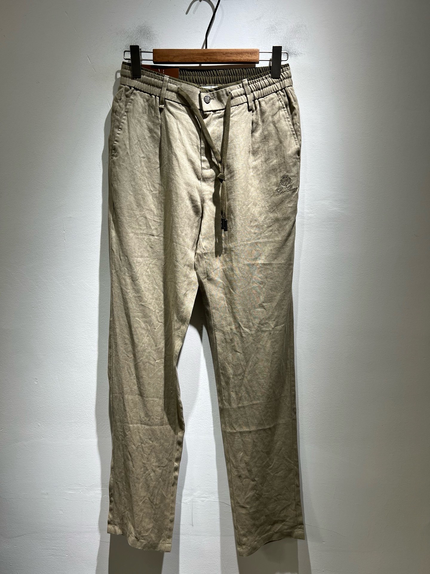 NO:858798,Loro Piana's 2026 spring and summer new men's cotton and linen casual pants, the latest trade orders, complete products!  !  Internet celebrity model!  The upper body is comfortable and breathable, not stiff, and the overall body has a rich three-dimensional feel. Quality export order, customized exclusive cotton and linen fabric tailoring, to meet the simple needs of commuters for clothing. The upper body effect is very good, slimming, and not picky about the figure. The fabric workmanship... is impeccable, only good craftsmanship and good fabrics can wear a good taste, a must-have item for everyone!  Size M-4XL,,loro piana,19860909Loro Piana诺悠翩雅 2026春夏新品男士棉麻休闲裤,最新的贸易订单全品相！！网红款！上身舒适透气,不僵硬,整体有着丰富的立体感,品质出口订单,定制专属棉麻面料剪裁,满足通勤人们对于着装的简约需求,上身效果很好,显瘦,不挑剔身材.面料做工....无可挑剔,好工艺好面料才能穿出好品味一款,人手必备单品！尺码M-4XL,,loro piana,,Men's clothing