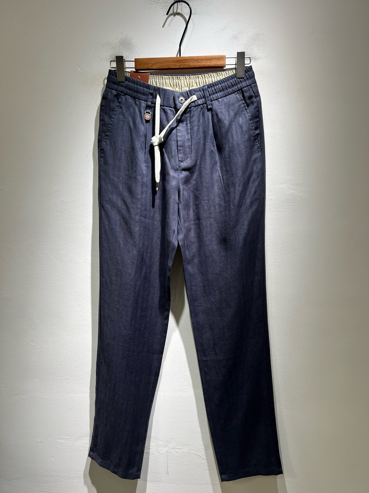 NO:858827,Loro Piana's 2026 spring and summer new men's cotton and linen casual pants, the latest trade orders, complete products!  !  Internet celebrity model!  The upper body is comfortable and breathable, not stiff, and the overall body has a rich three-dimensional feel. Quality export order, customized exclusive cotton and linen fabric tailoring, to meet the simple needs of commuters for clothing. The upper body effect is very good, slimming, and not picky about the figure. The fabric workmanship... is impeccable, only good craftsmanship and good fabrics can wear a good taste, a must-have item for everyone!  Size M-4XL,,loro piana,19860909Loro Piana诺悠翩雅 2026春夏新品男士棉麻休闲裤,最新的贸易订单全品相！！网红款！上身舒适透气,不僵硬,整体有着丰富的立体感,品质出口订单,定制专属棉麻面料剪裁,满足通勤人们对于着装的简约需求,上身效果很好,显瘦,不挑剔身材.面料做工....无可挑剔,好工艺好面料才能穿出好品味一款,人手必备单品！尺码M-4XL,,loro piana,,Men's clothing