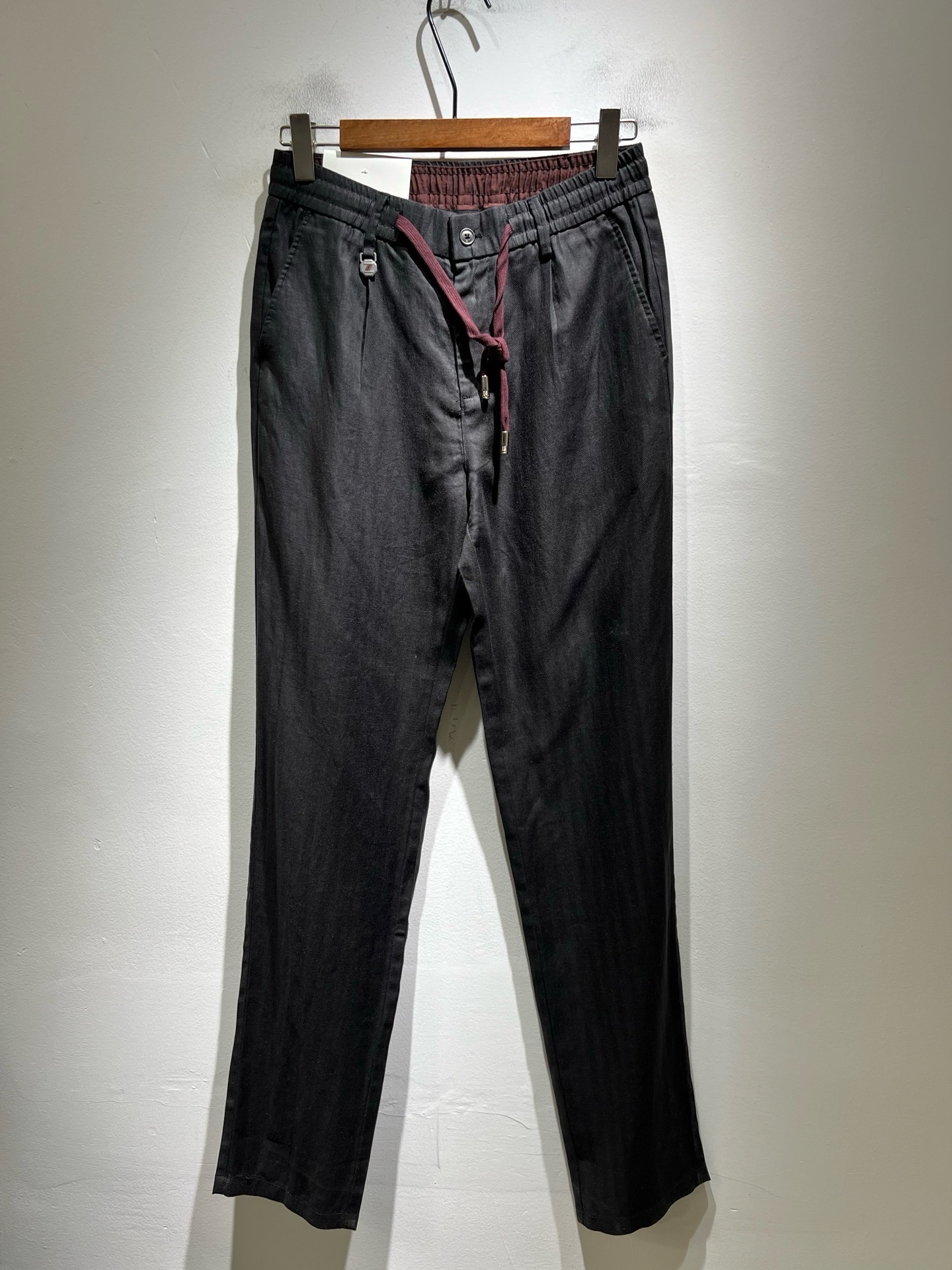 NO:858854,Ermenegildo Zeg*a 2026 spring and summer new men's cotton and linen casual pants, the final channel product has appeared!  !  Simultaneous sales at the counter!  It is no exaggeration to say that these trousers are products from the original OEM channel, not bragging about the original OEM. They are completely products from the domestic garment OEM officially authorized by Ermenegildo Zegna!  Therefore, the quantity and size ratio are extremely scarce, so you will earn money if you grab it!  The best pantsuits ever officially unveiled!  !  !  !  !  !  Zegna products have always been one of the must-have accessories for successful business people!  The brand's high-end style and powerful aura are not easily surpassed by everyone. No matter which season the style is, it is the standard of temperament!  However, the fabric style is between business casual and daily wear. Customized original hardware and logo accessories!  Only Ermenegildo Zegna, which specializes in men's business and casual wear, can design a pair of trousers that is so suitable for the general public!  Whether you are wearing it for casual occasions or business occasions, this style can be matched just right. If you want to wear it, you must wear it well and be able to wear it with your own taste!  Pants that give yourself unlimited bonus points!  Size M-4XL,,zegna,19860909Ermenegildo Zeg*a杰*亚 2026春夏新款男士棉麻休闲裤,压轴的渠道货出现了！！柜台同步销售！ 毫不夸张的说,此款裤装是原厂代工渠道的货,并不是吹牛的原厂代工,完全是由杰尼亚官方授权的国内成衣代工厂出来的产品！所以数量跟尺码配比都极度紧缺,抢到就是赚到！最好的裤装正式揭幕！！！！！！Zegna的东西,从来都是成功商务人士的专属必备行头之一！品牌高级的格调以及自带强大的气场并不是所有人都能轻易凌驾的.无论哪季的款式都是都是气质标配！但是面料版型又介乎于商务休闲跟日常穿着之间,定制原版五金logo辅料配件！能将一款裤装设计到如此贴合大众穿着,也就只有专注于男装商务休闲的杰尼亚了！不论您是休闲场合穿搭,或者商务场合此款都能搭配的恰到好处要穿,就必须穿好的,能穿出属于自己品味的！给自己无限加分的裤子！尺码M-4XL,,zegna,,Men's clothing